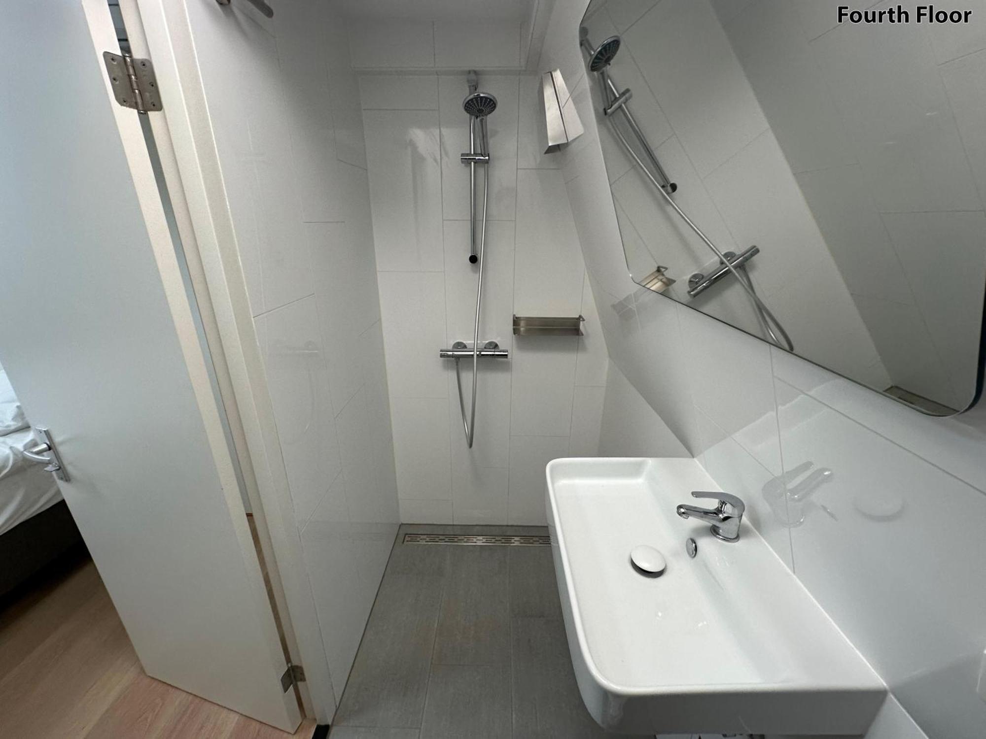 Deluxe Double Room Shower