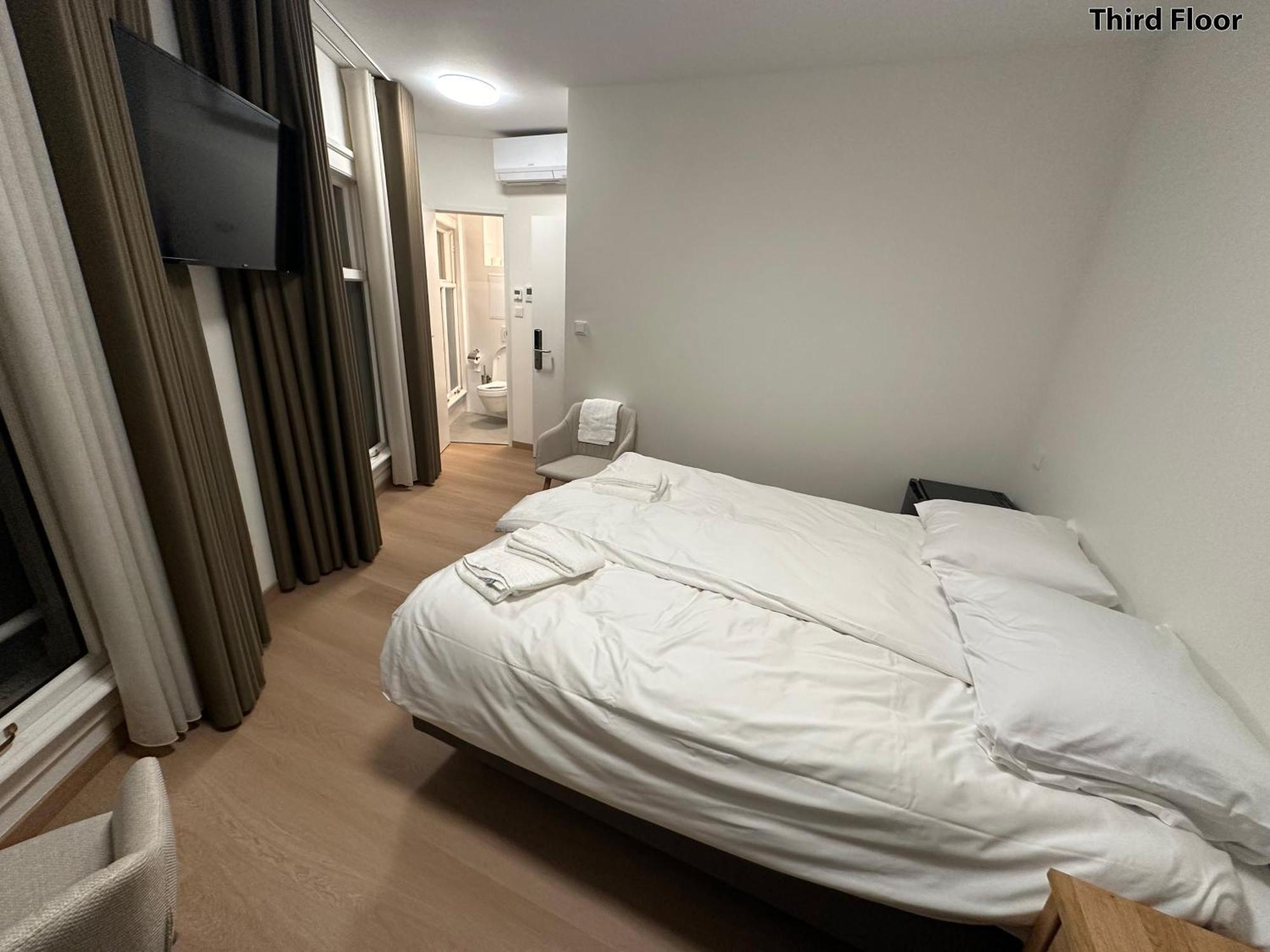 Deluxe Double Room Shower,1563786412:JPEG