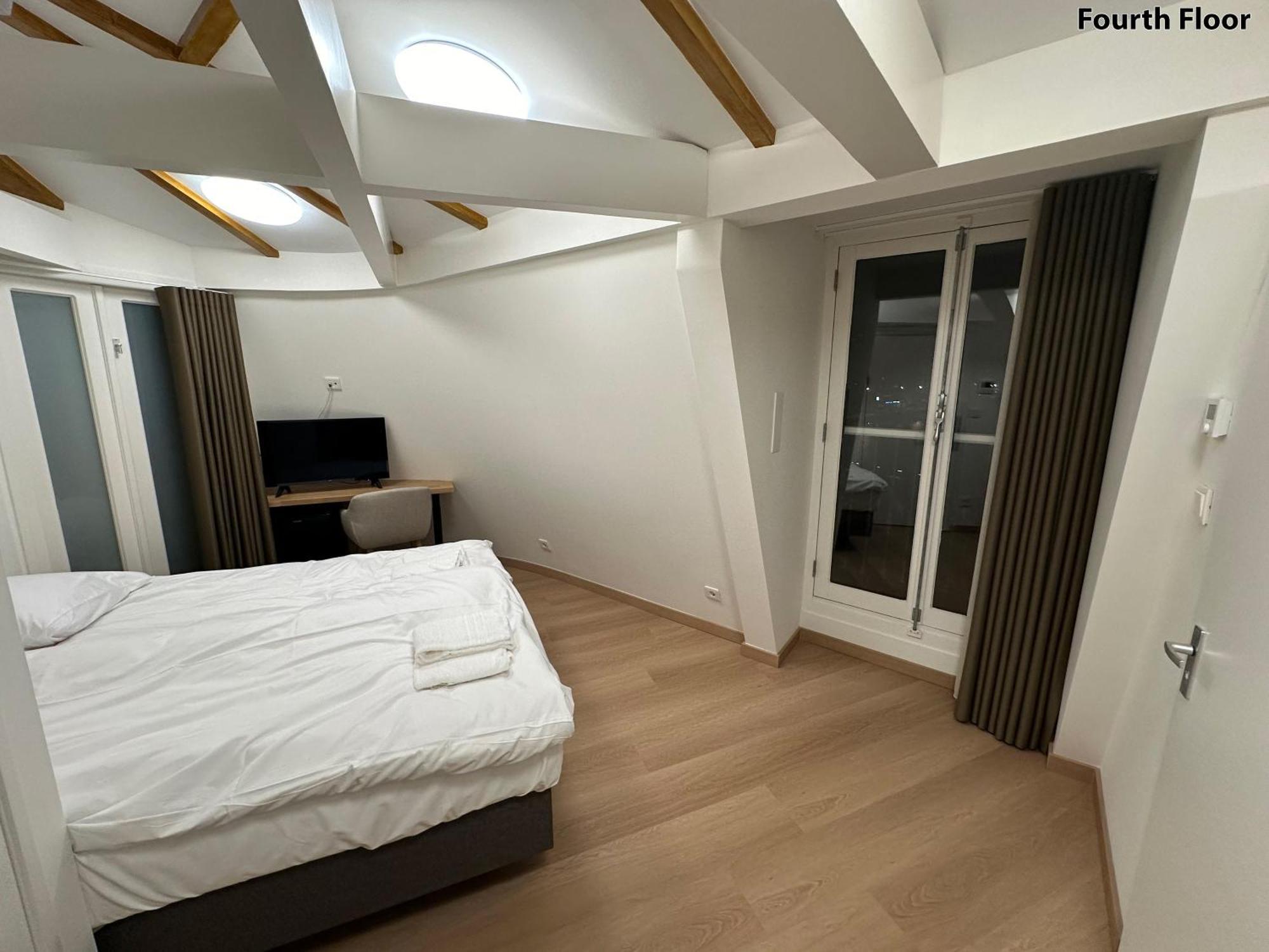 Deluxe Double Room Shower