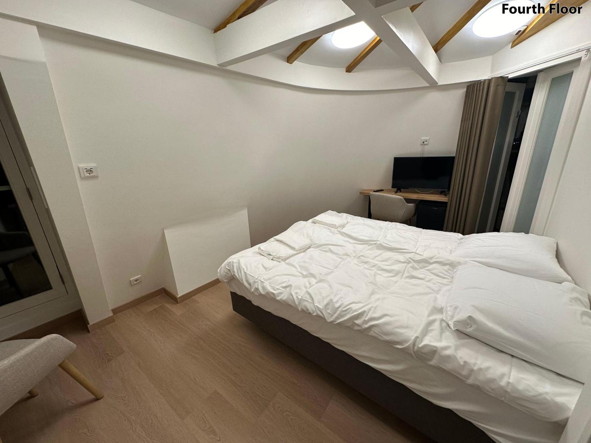 Deluxe Double Room Shower