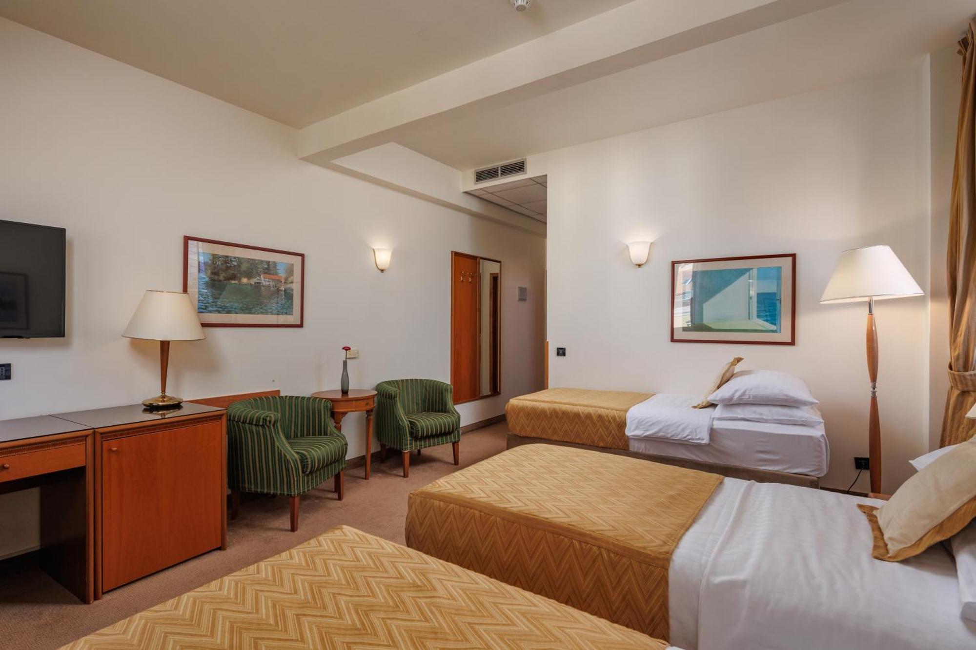 Standaard Tweepersoonskamer met 2 Aparte Bedden en Extra Bed