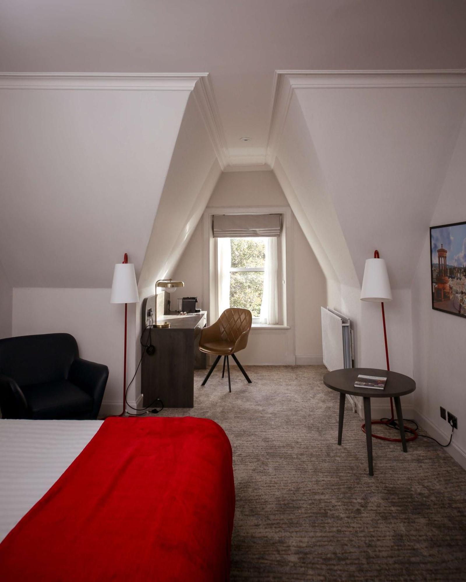 Quarto Executivo com Cama King-size e Sofá-cama - Não Fumantes