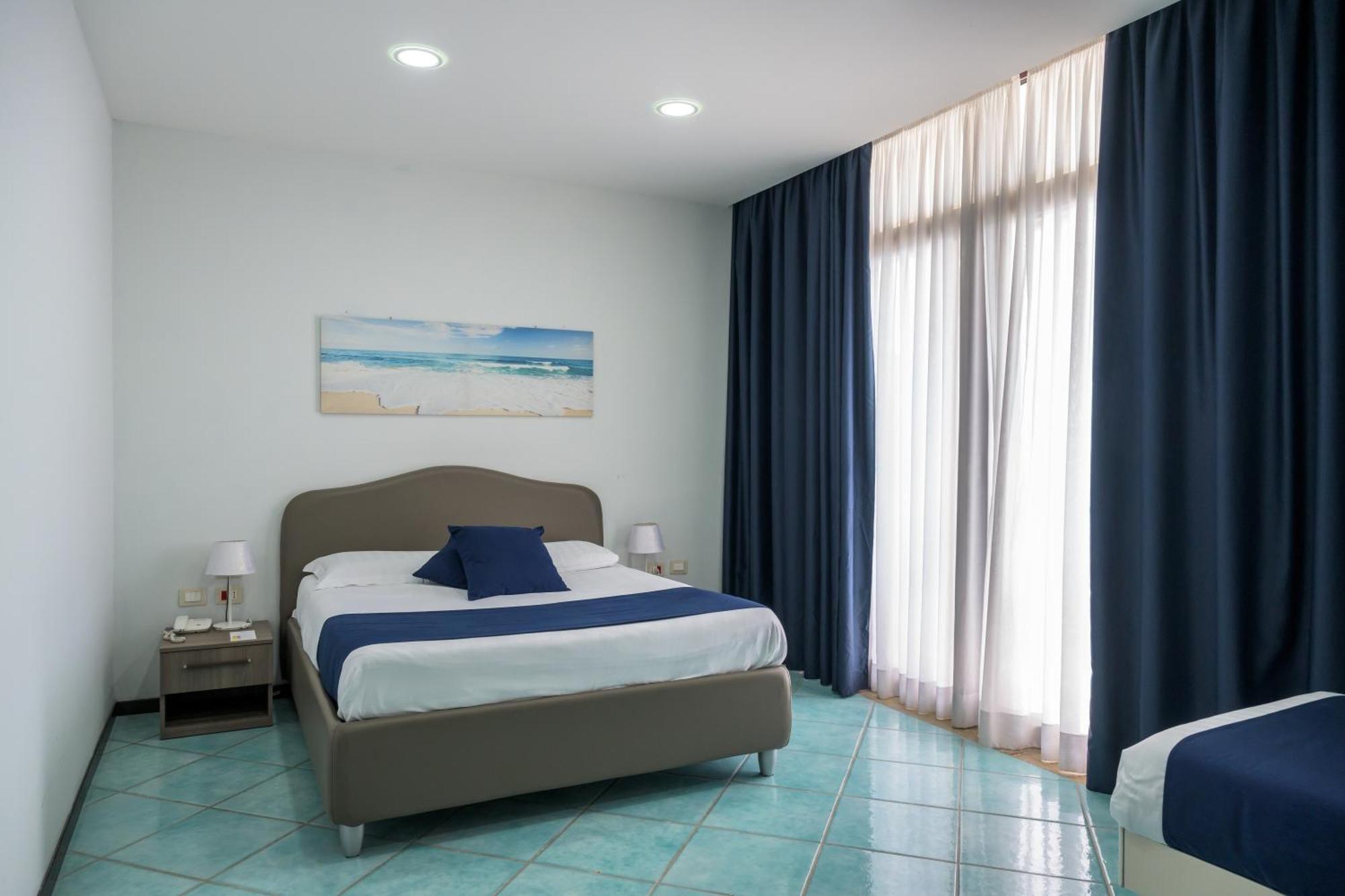 Double or Twin Room Sea View