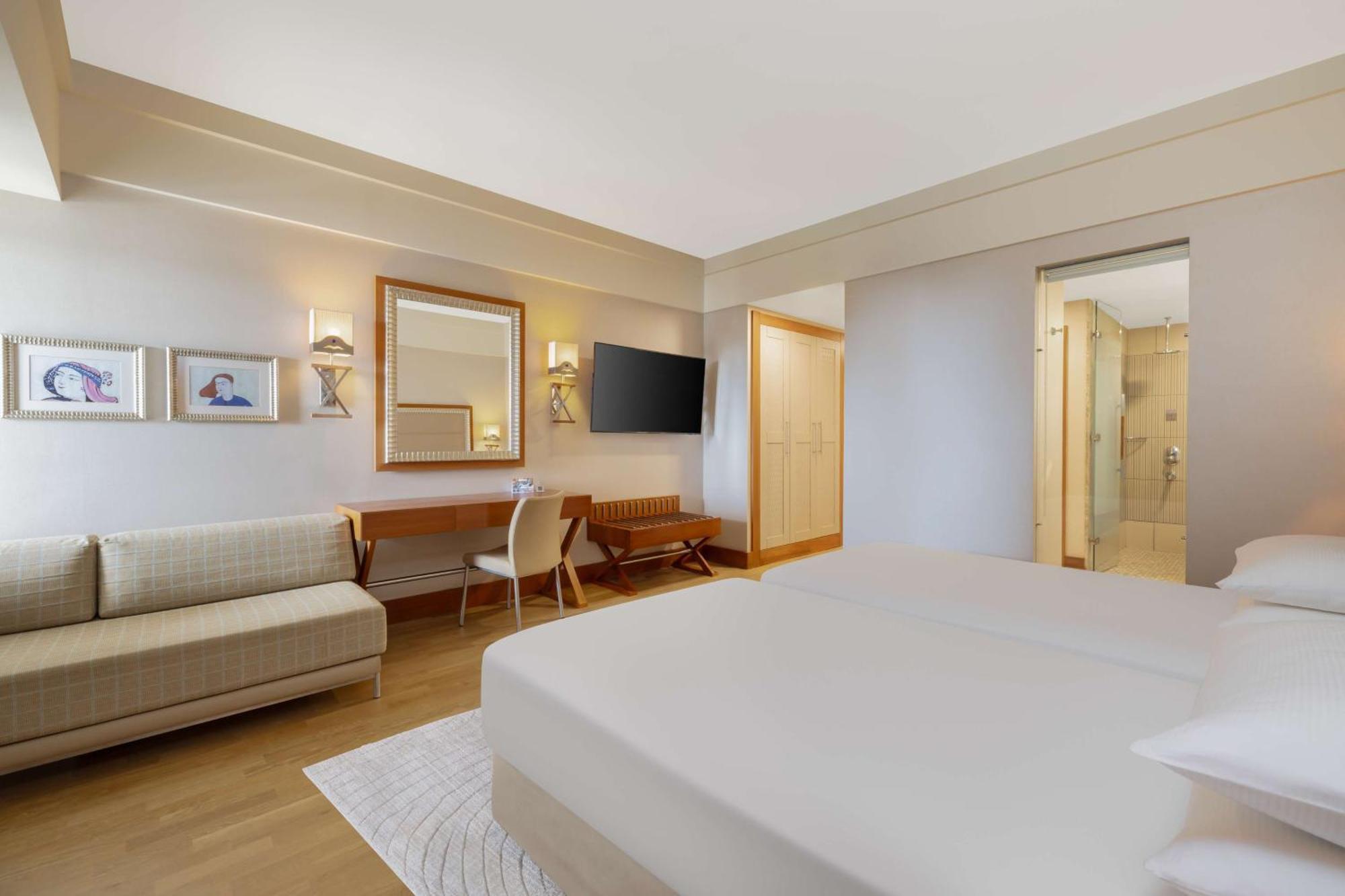 Twin Guest Room with Pool Access and Sea View