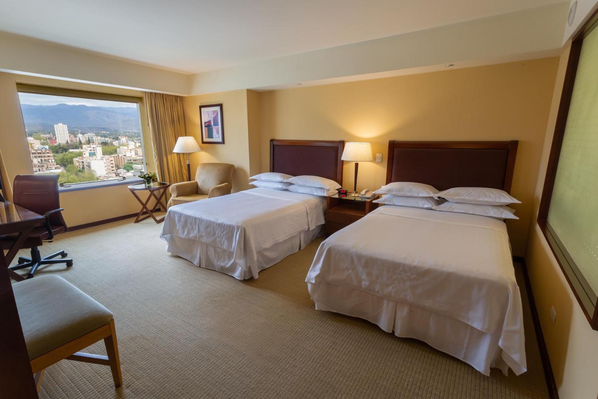 Quarto com 2 Camas Individuais e Vista Cidade