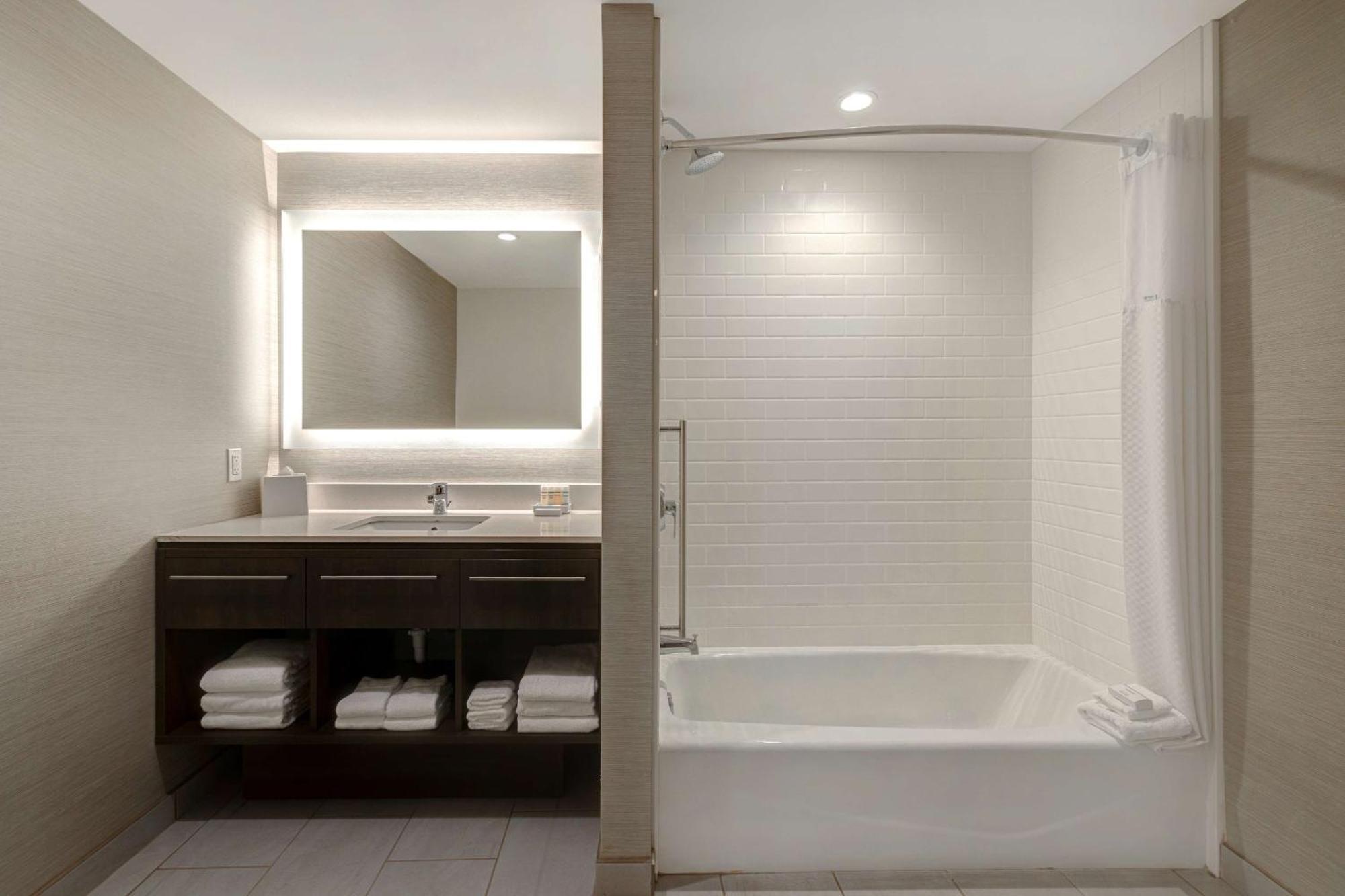 Studio Suite Two Queen Beds Hearing Access or Non-Smoking