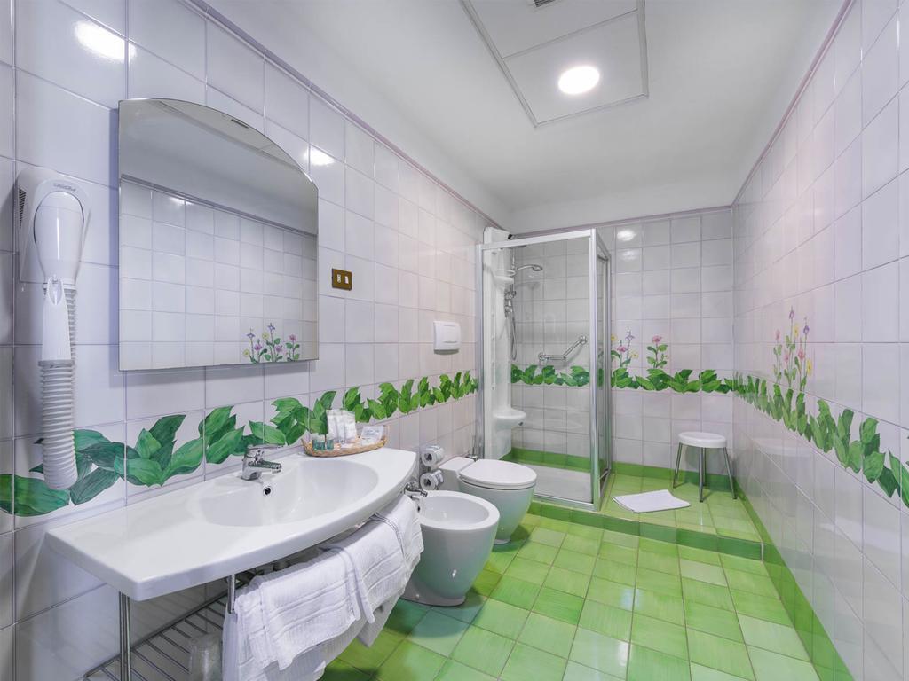 Quarto Standard com 1 Cama de Casal ou 2 de Solteiro e Vista Parcial do Mar