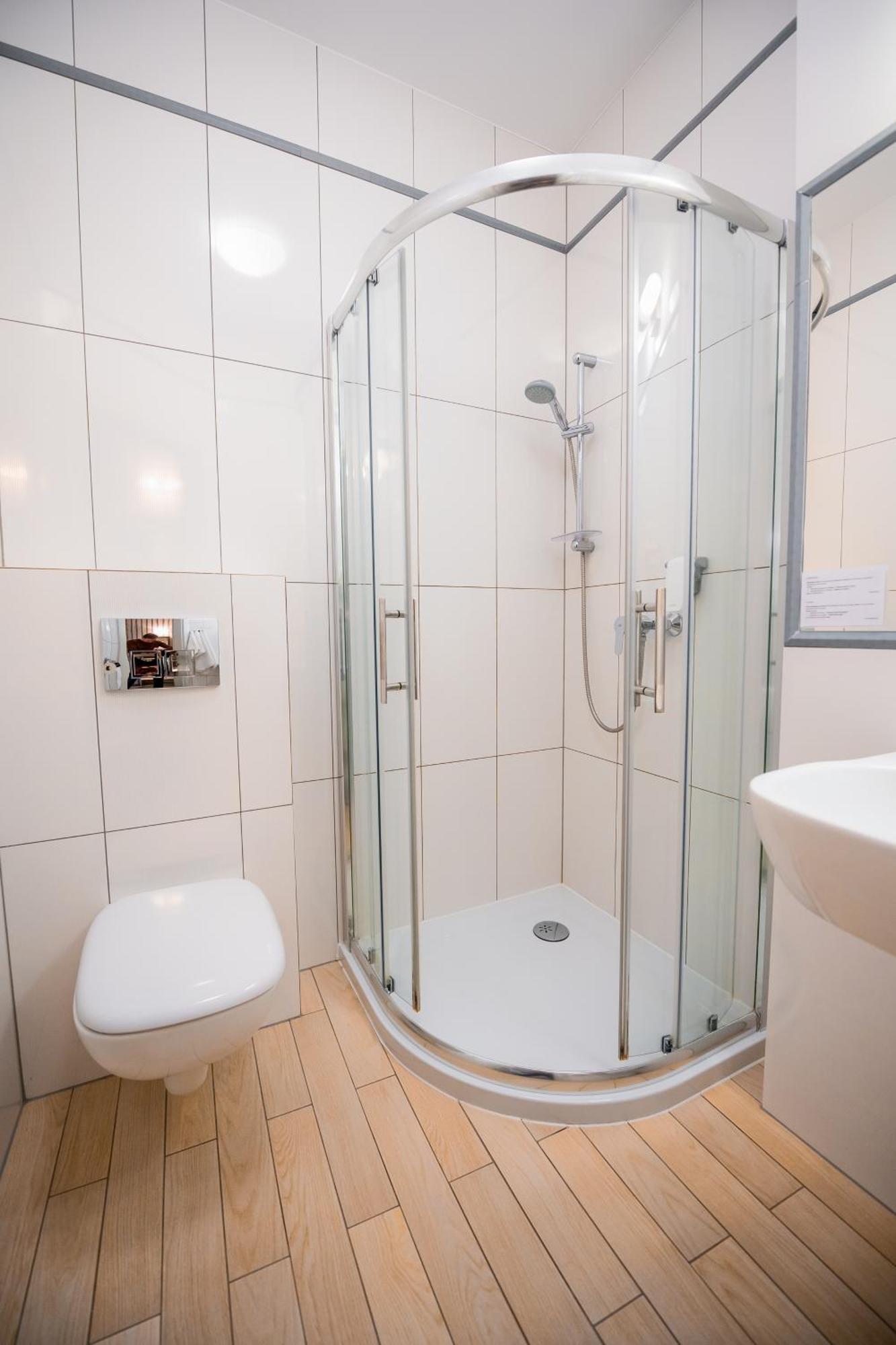 Habitación doble con cama supletoria y baño privado