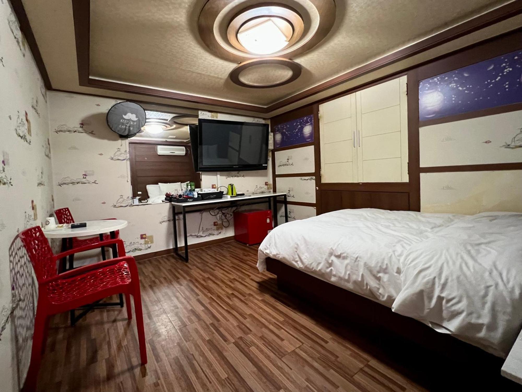 Deluxe Queen Room No Allowed