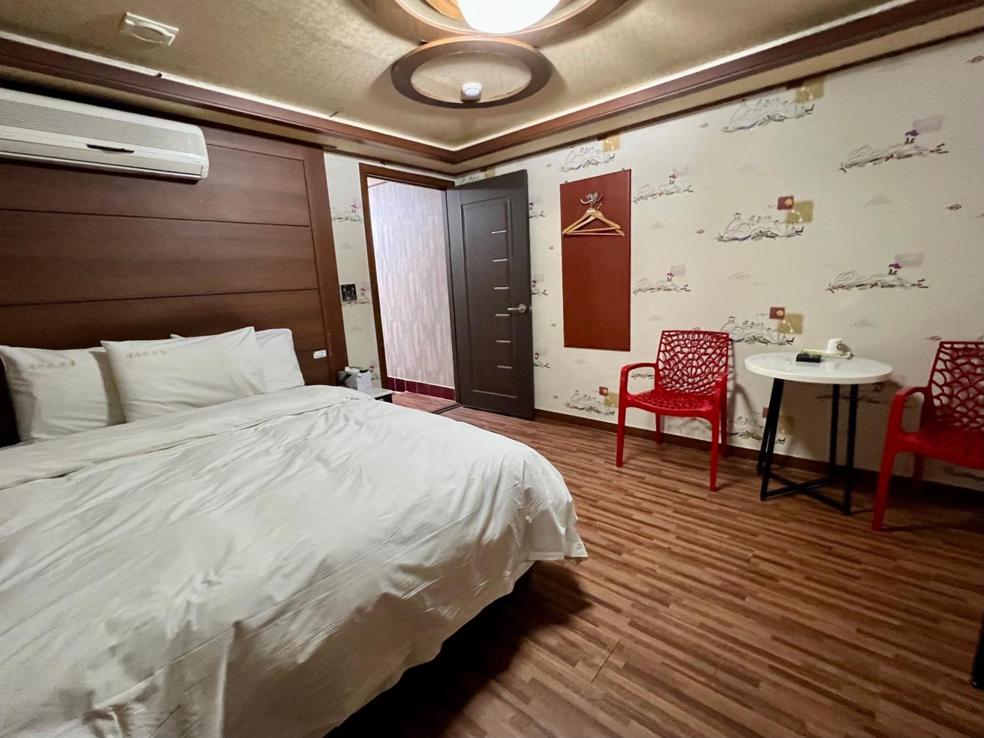 Deluxe Queen Room No Allowed