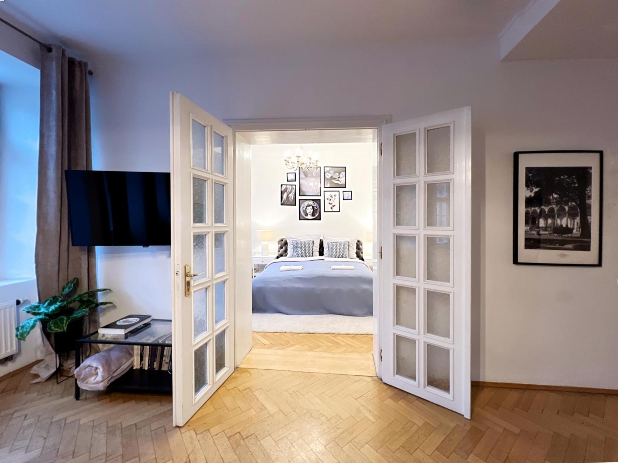Three-Bedroom Apartment Charles Bridge View