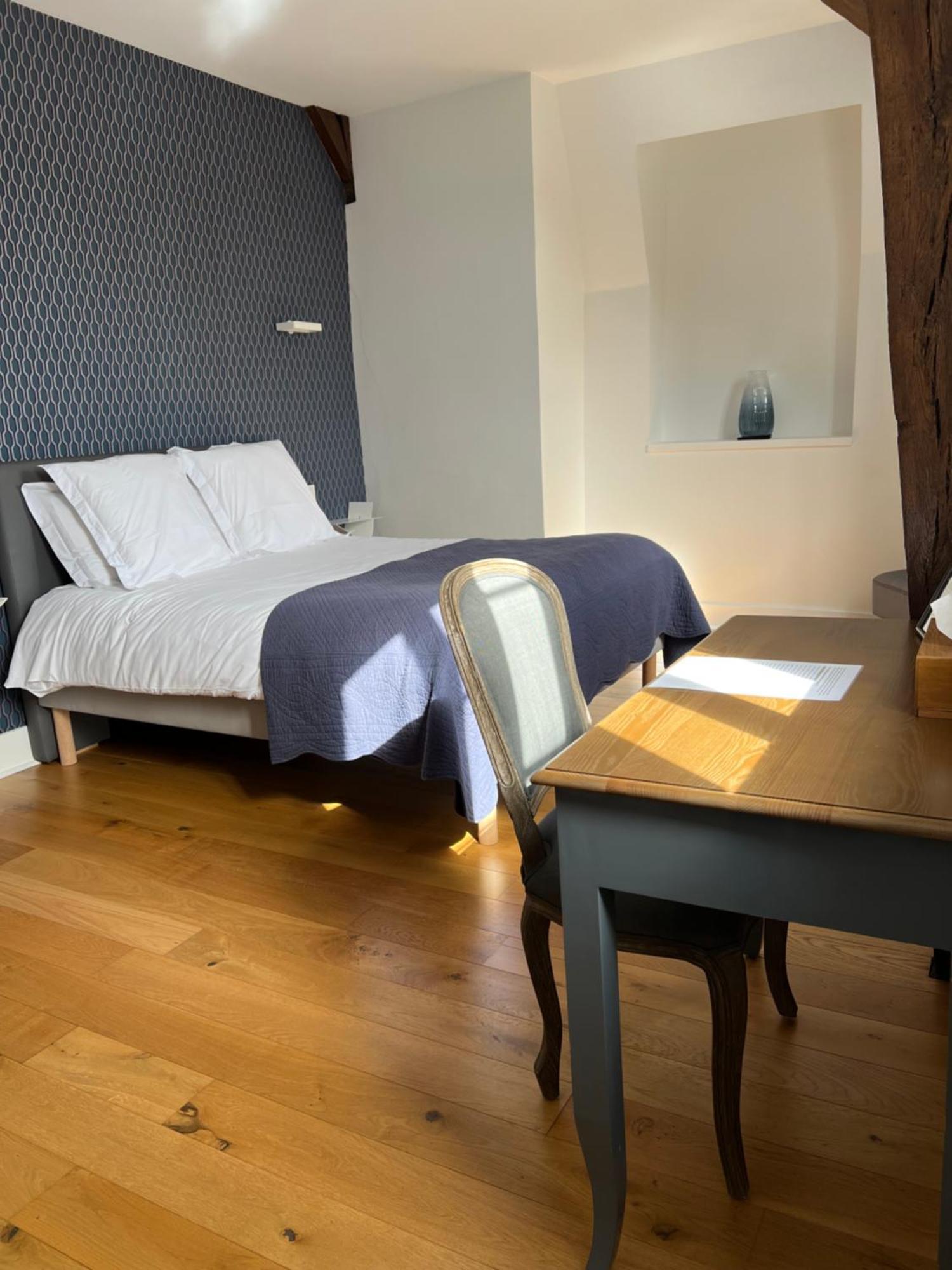 Deluxe Double Room Shower