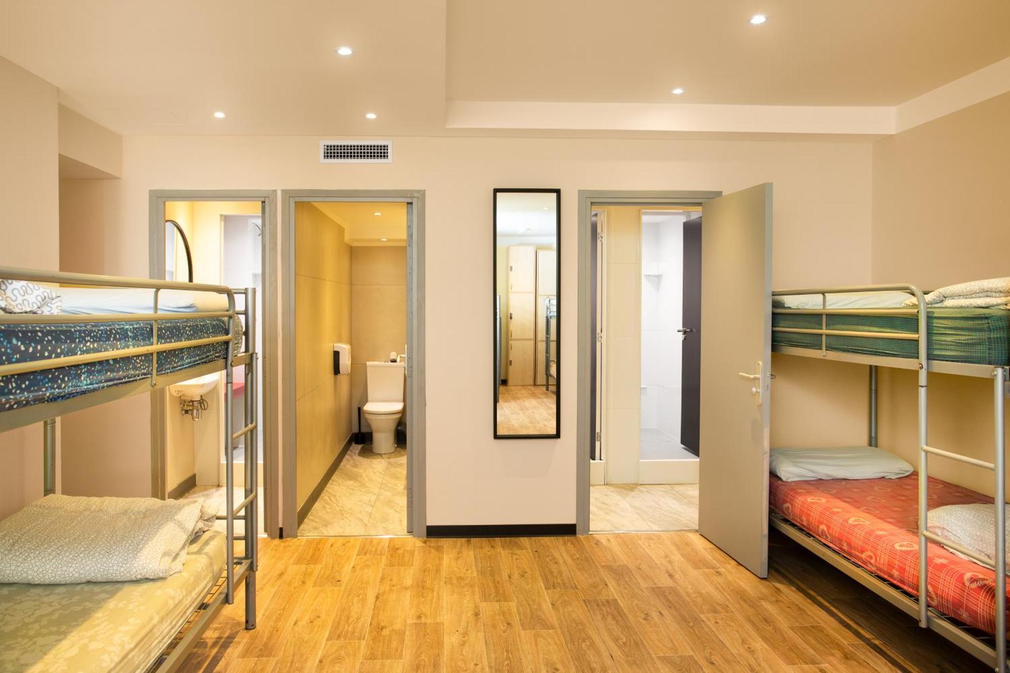 Eenpersoonsbed in een Vrouwenslaapzaal met 12 Bedden