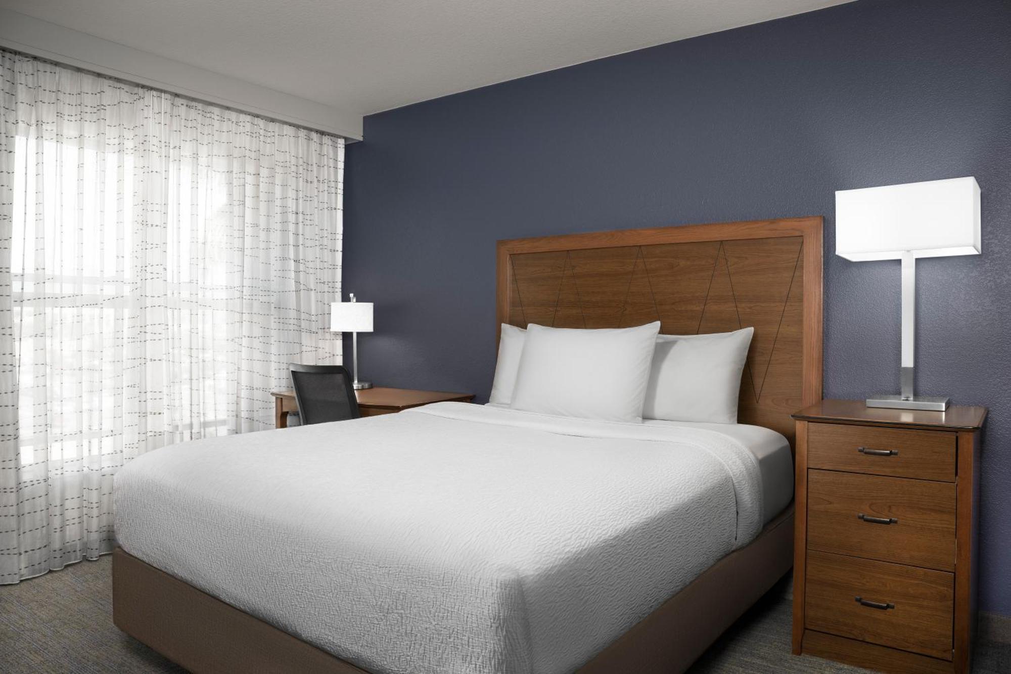 Suite de 1 dormitorio con cama grande y sofá cama