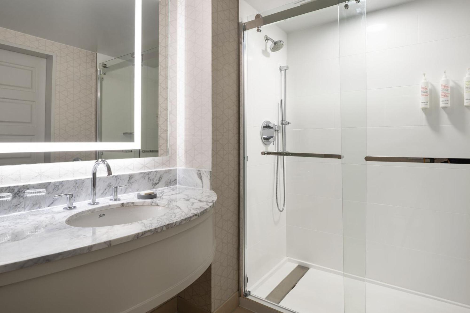 Chambre Lit King-Size - Adaptée aux Personnes Malentendantes