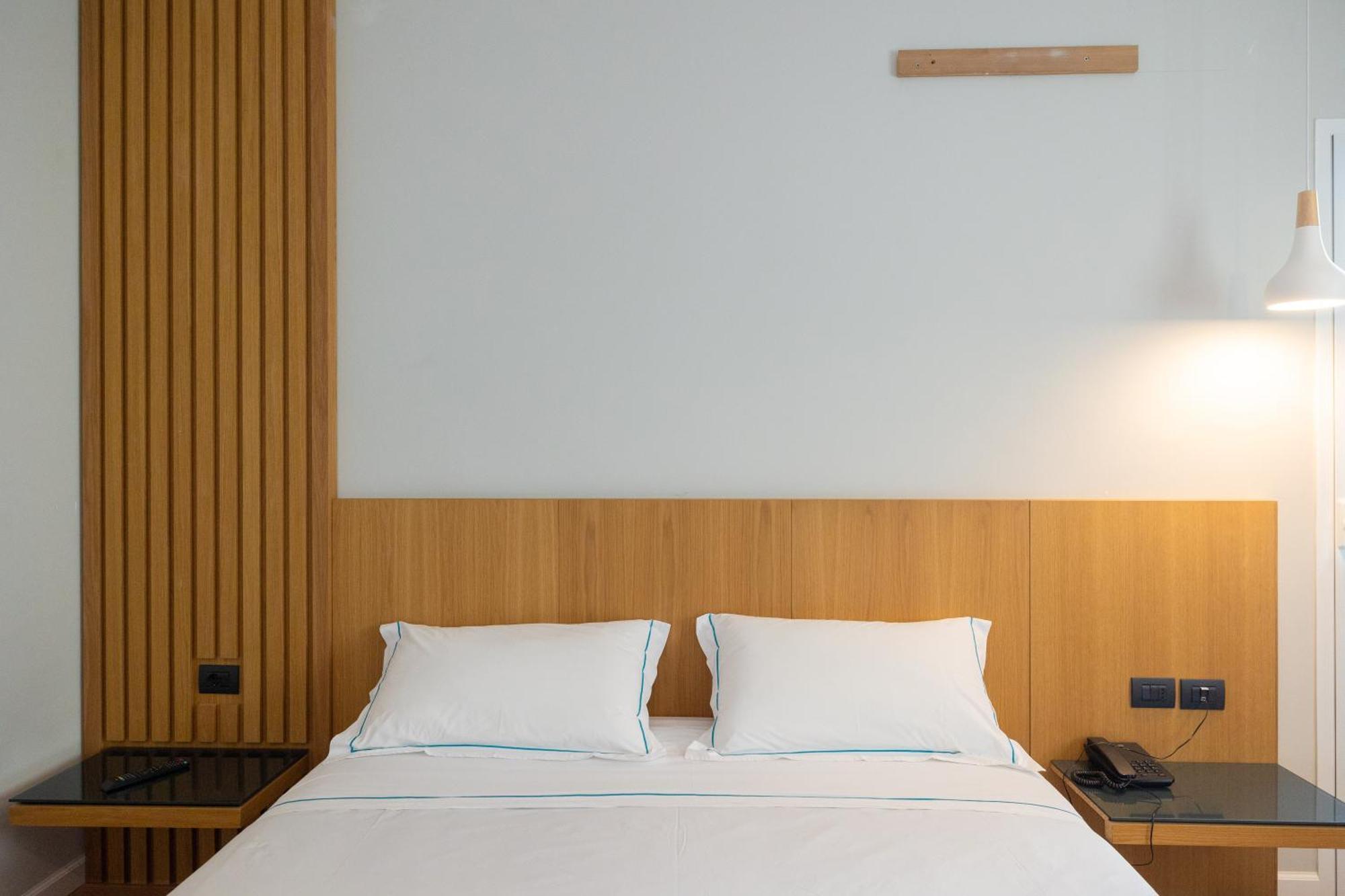 Doppelzimmer mit einem Balkon und seitlichem Meerblick