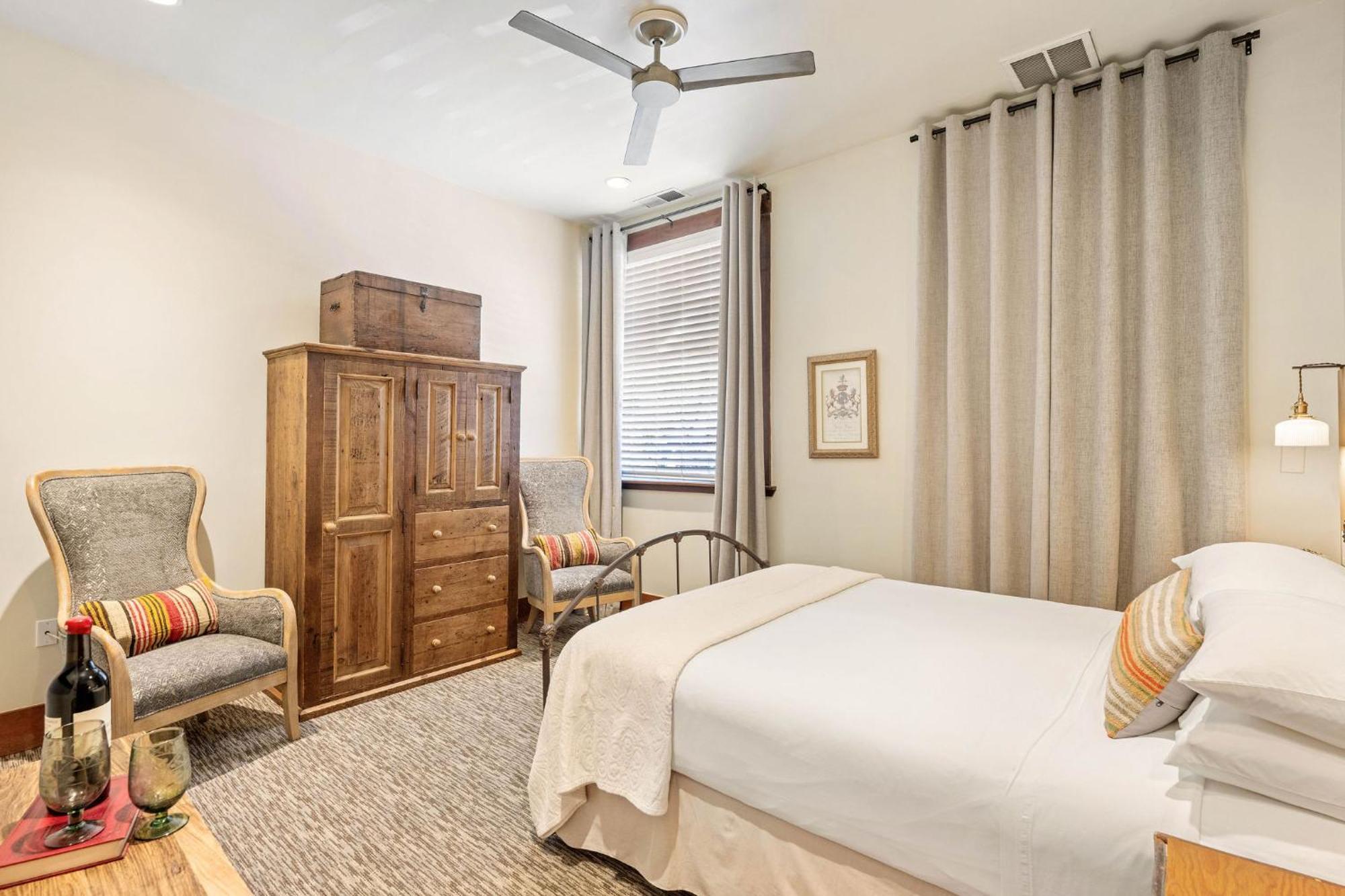 Standard Queen Room Accessible Ensuite Room 1