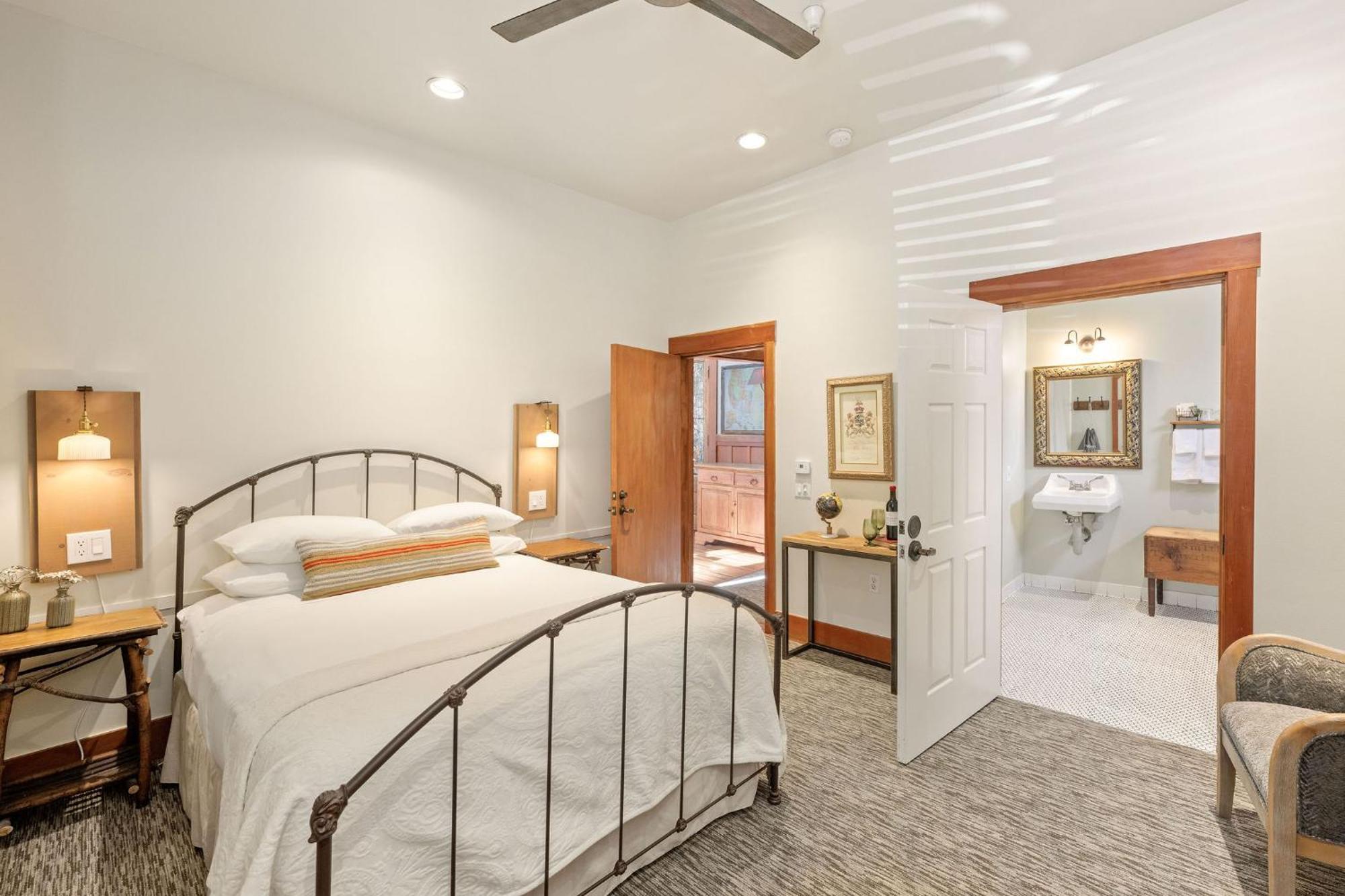 Standard Queen Room Accessible Ensuite Room 1