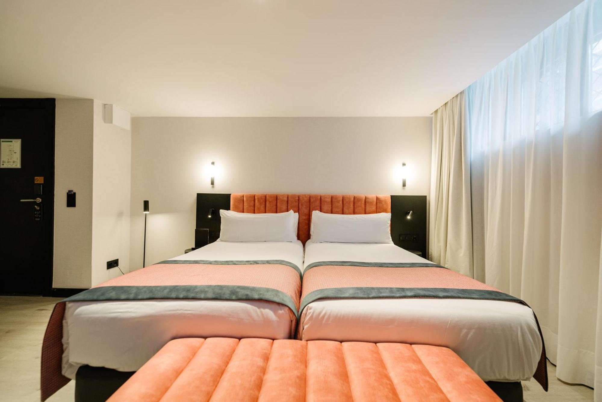 Souterrain Double Room Below Street Level Limited View
