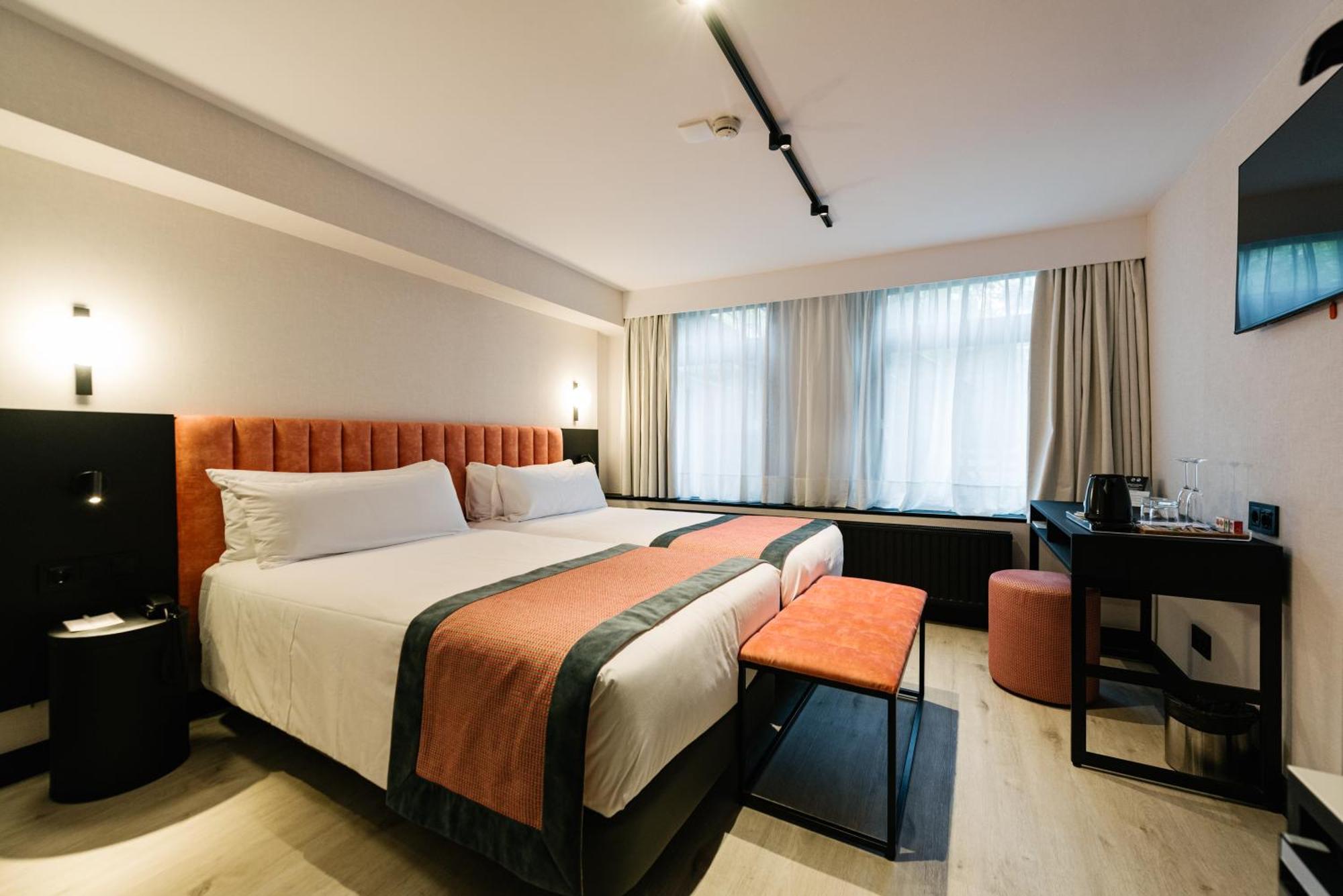 Souterrain Double Room Below Street Level Limited View
