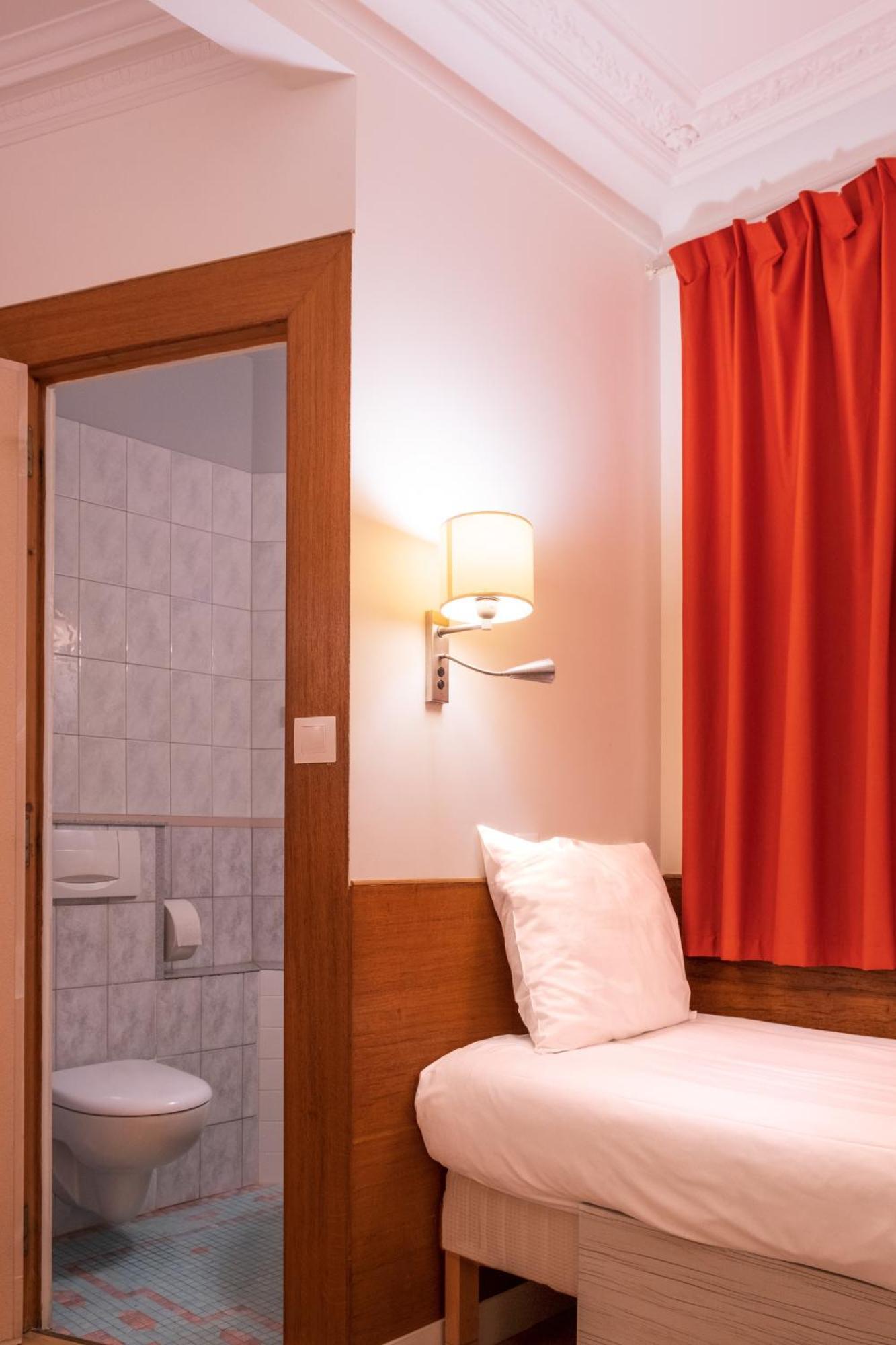 Quadruple Room private toilet Shared shower on the floor