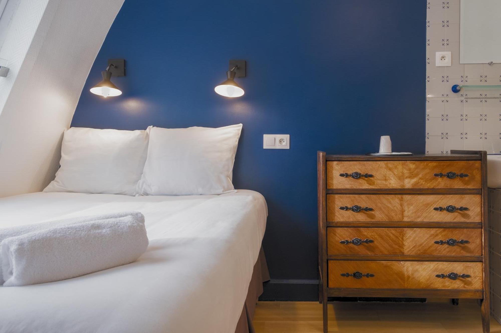 Double Room private Toilet shared shower on the floor