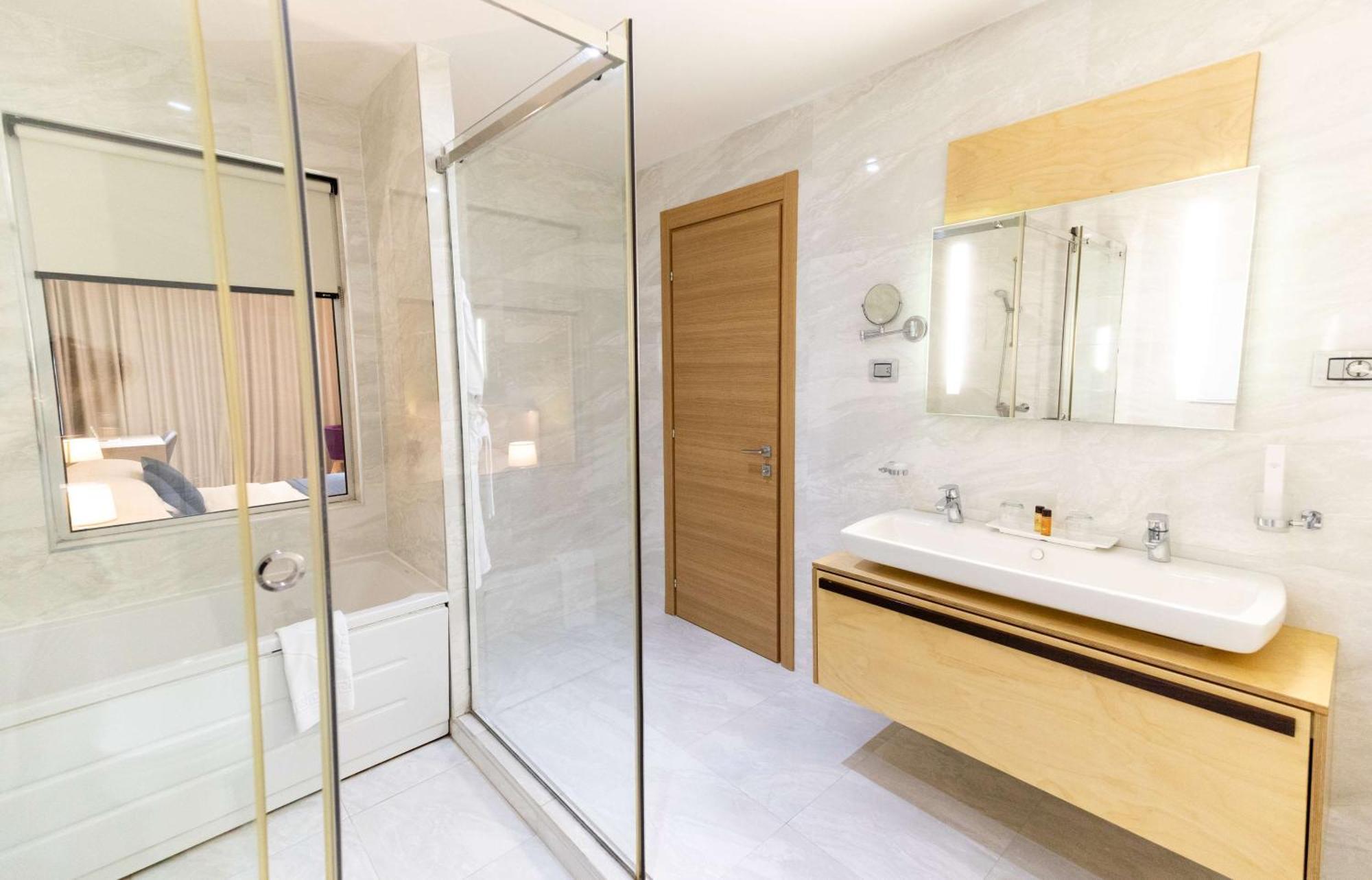 Quarto Deluxe com Cama King-size e Banheira
