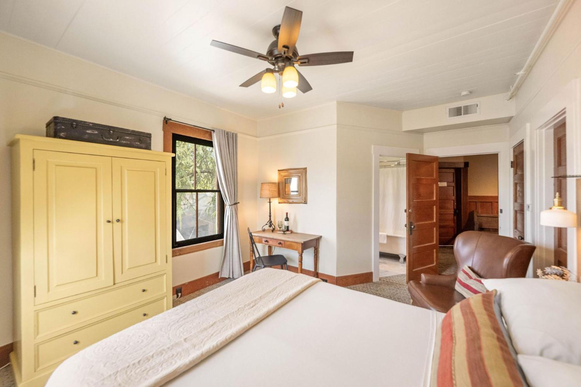 Standard Queen Room Ensuite Room 24