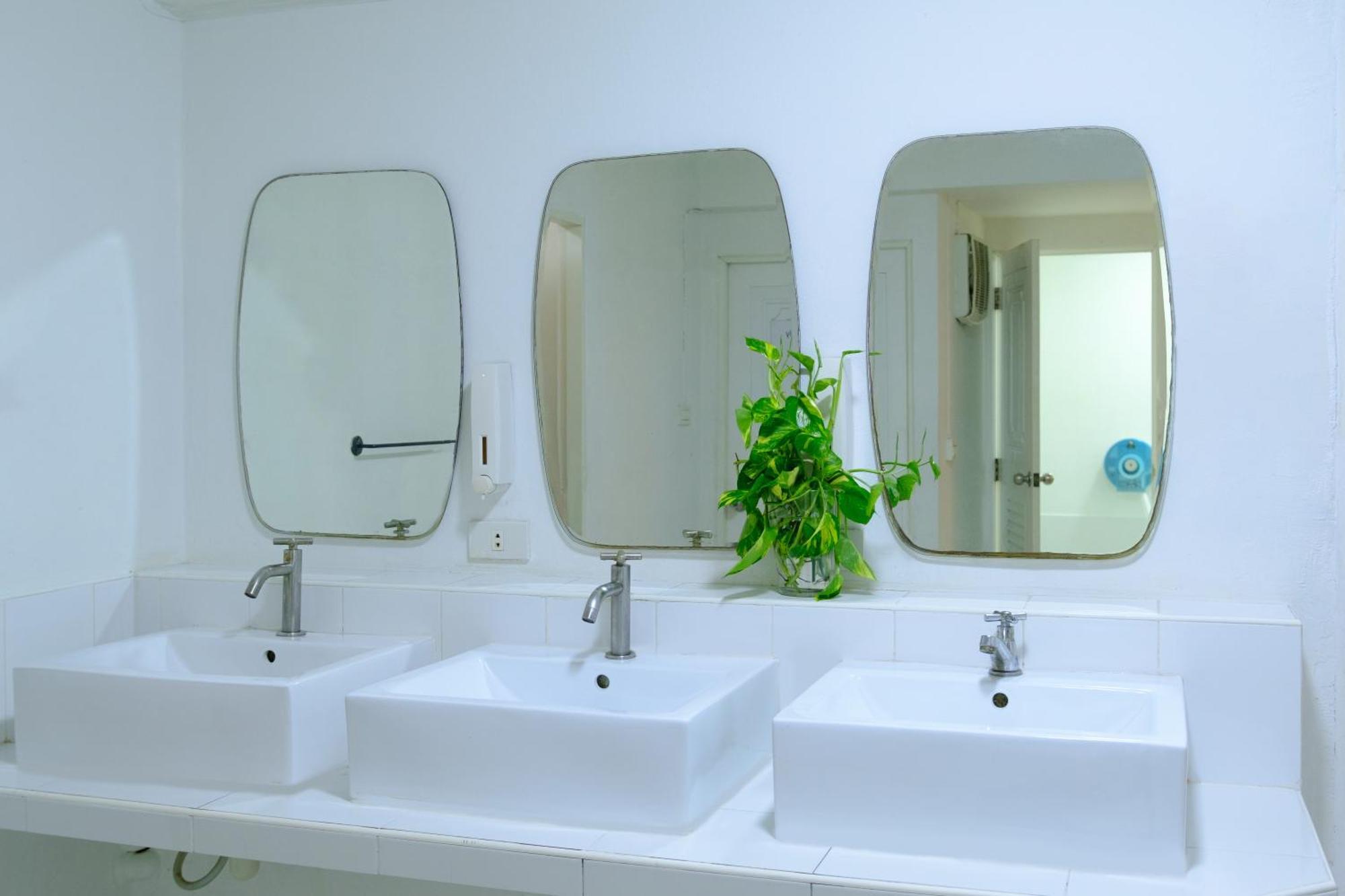 Cama en habitación compartida femenina de 6 camas