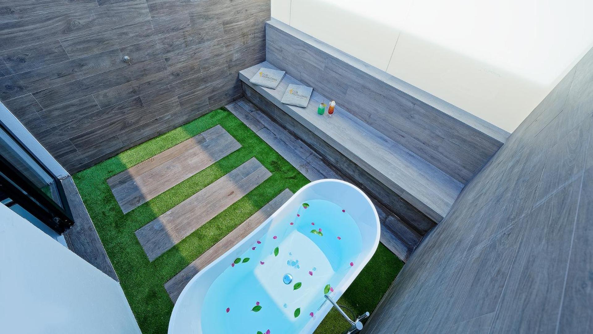 Deluxe Double Room exterior Bathtub