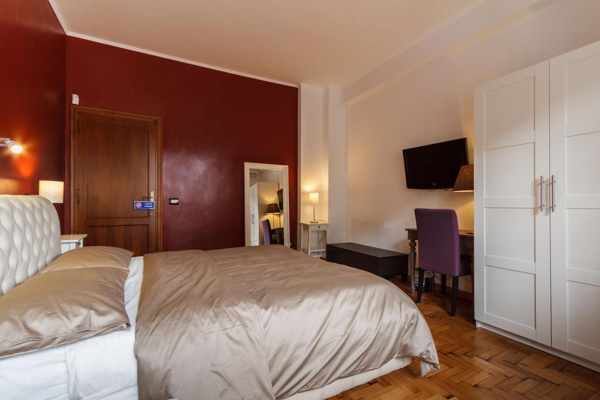 Deluxe Double Room Shower