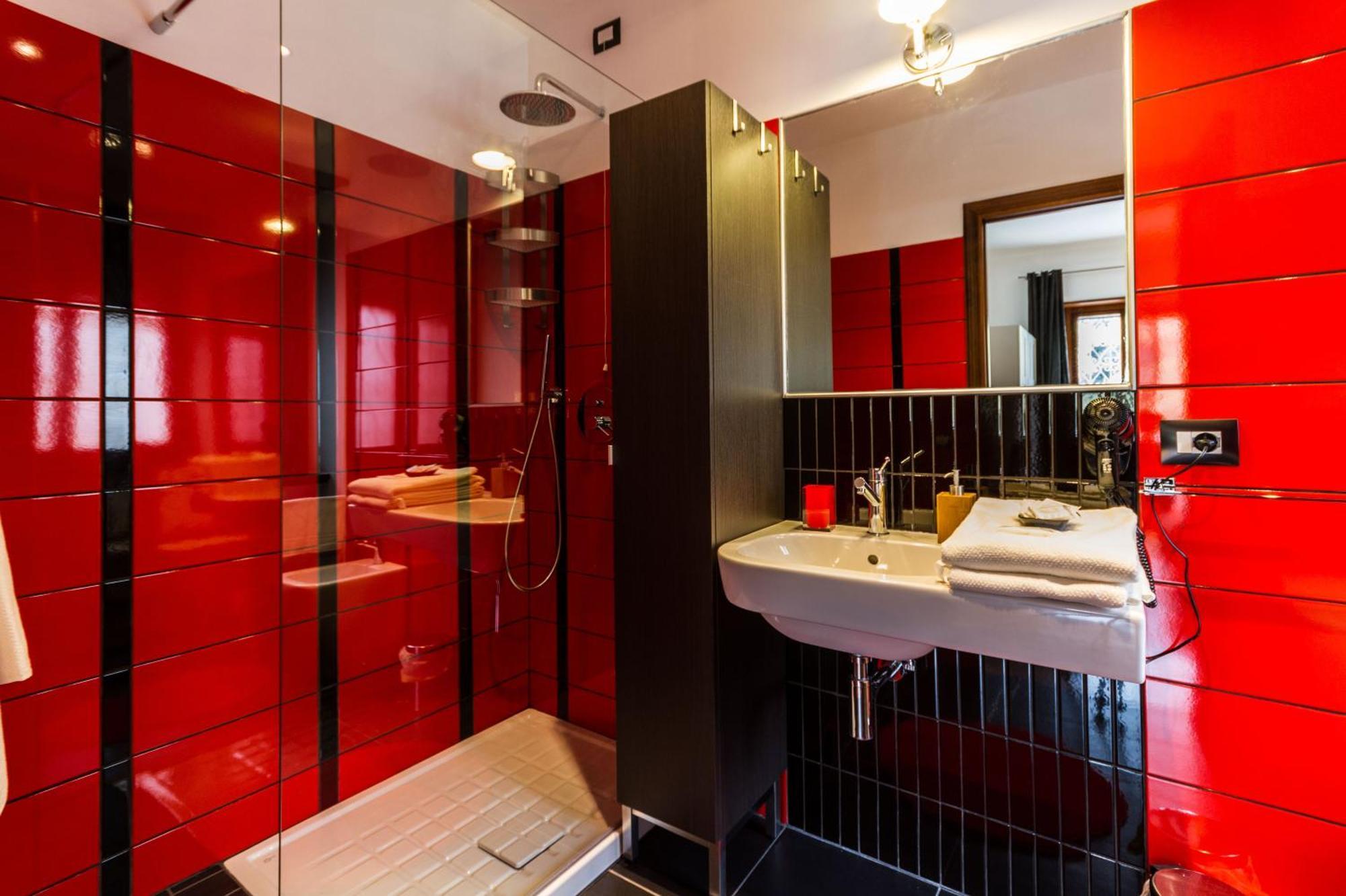 Deluxe Double Room Shower