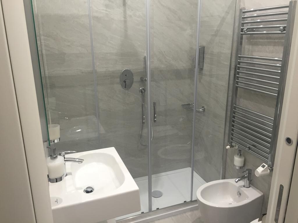 Twin Room Bathroom,167082060:JPEG