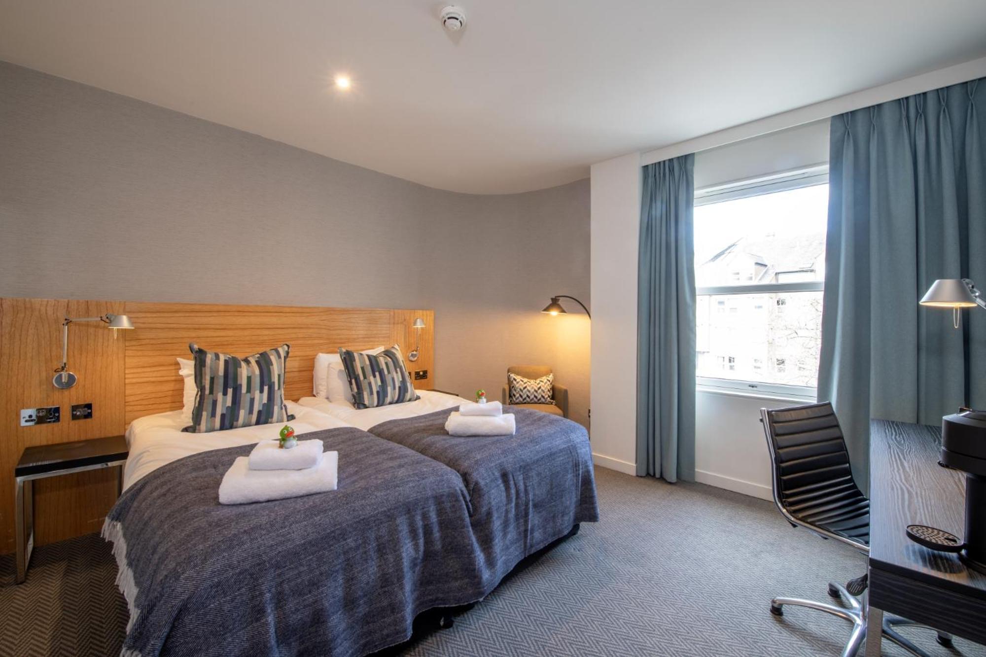 Quarto com 2 camas de solteiro e vista do castelo
