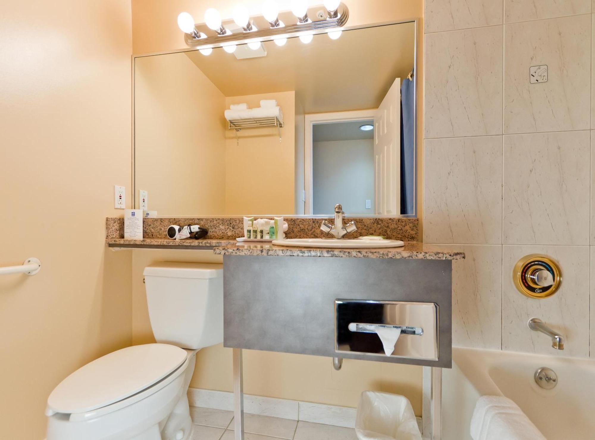 Deluxe Queen Suite