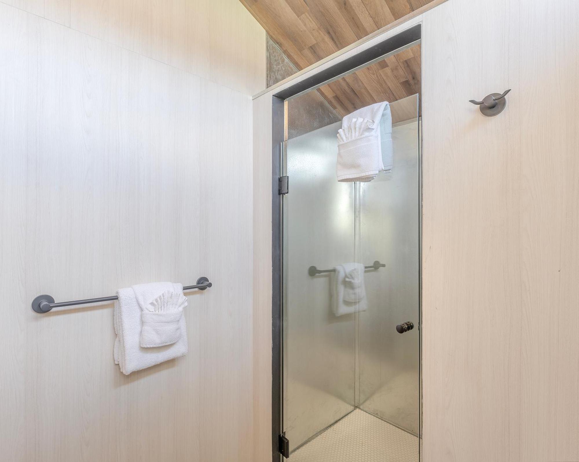 Glamping Cabin – Queen Bed