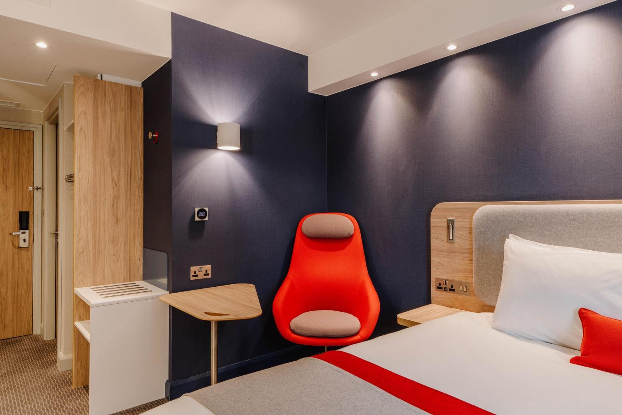 Standaard Kamer met Queensize Bed en Gratis Warm Ontbijt op Bovenste Verdieping