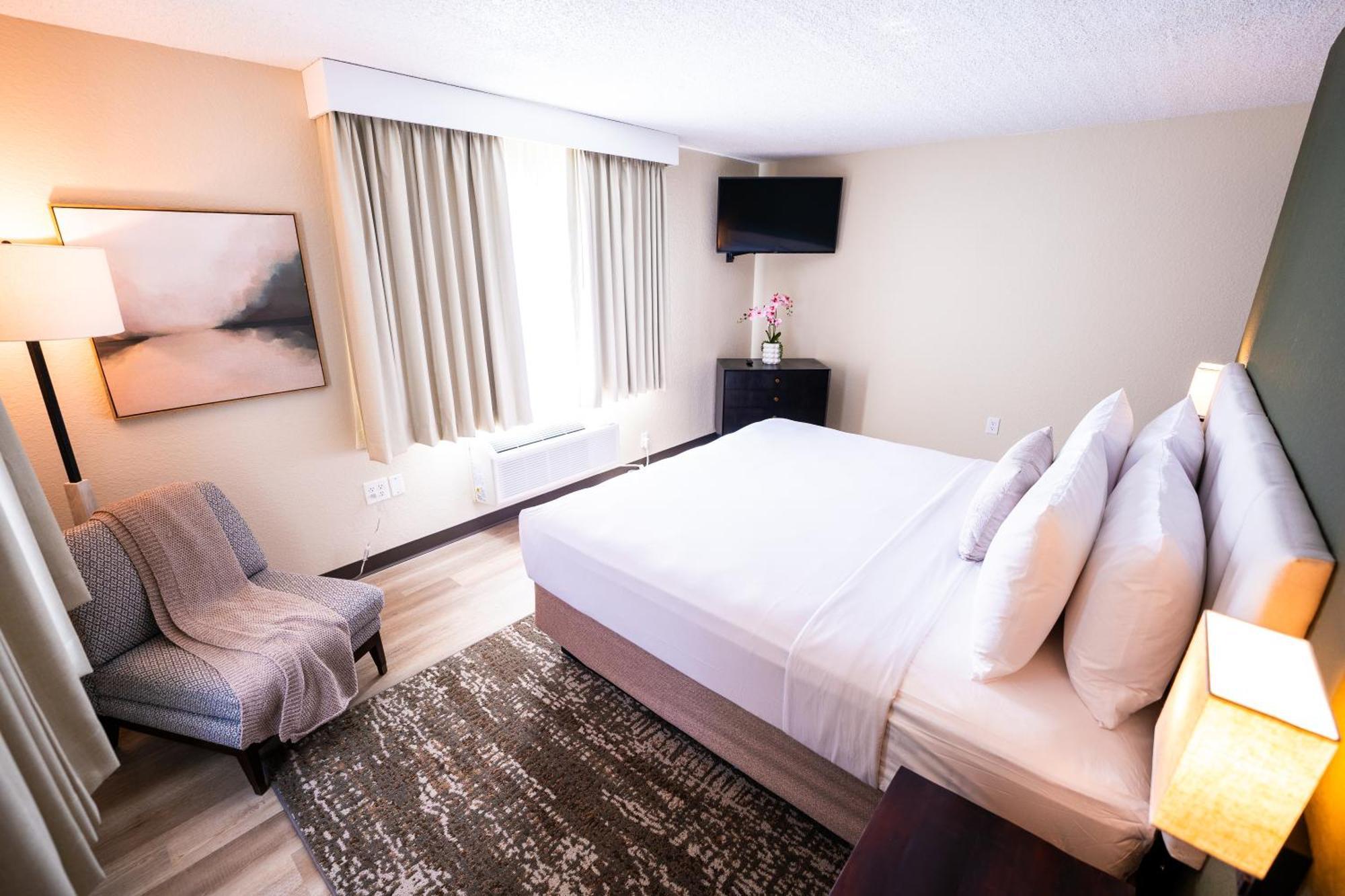 King Suite Pool View Non-Smoking
