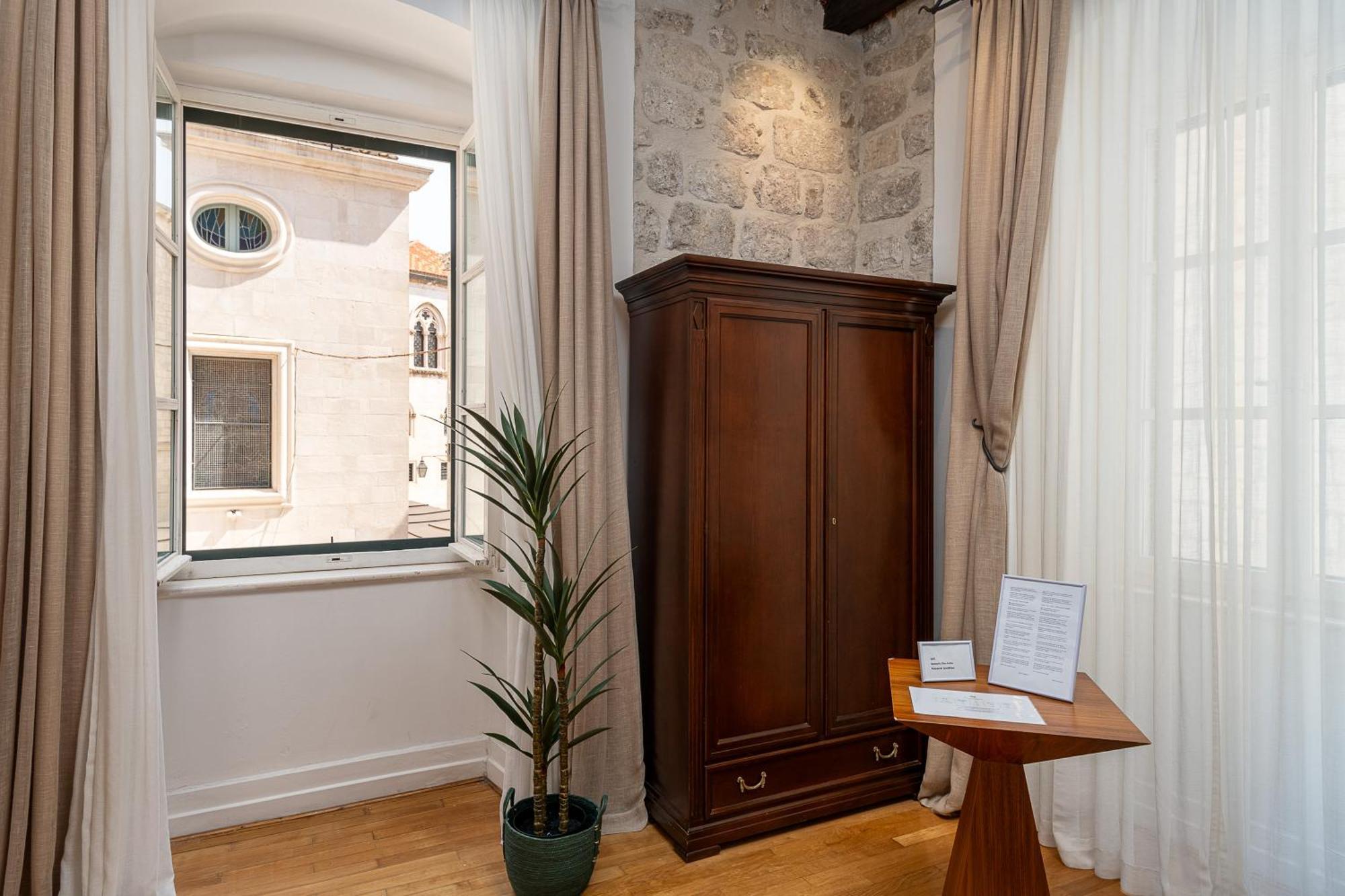 Deluxe Studio