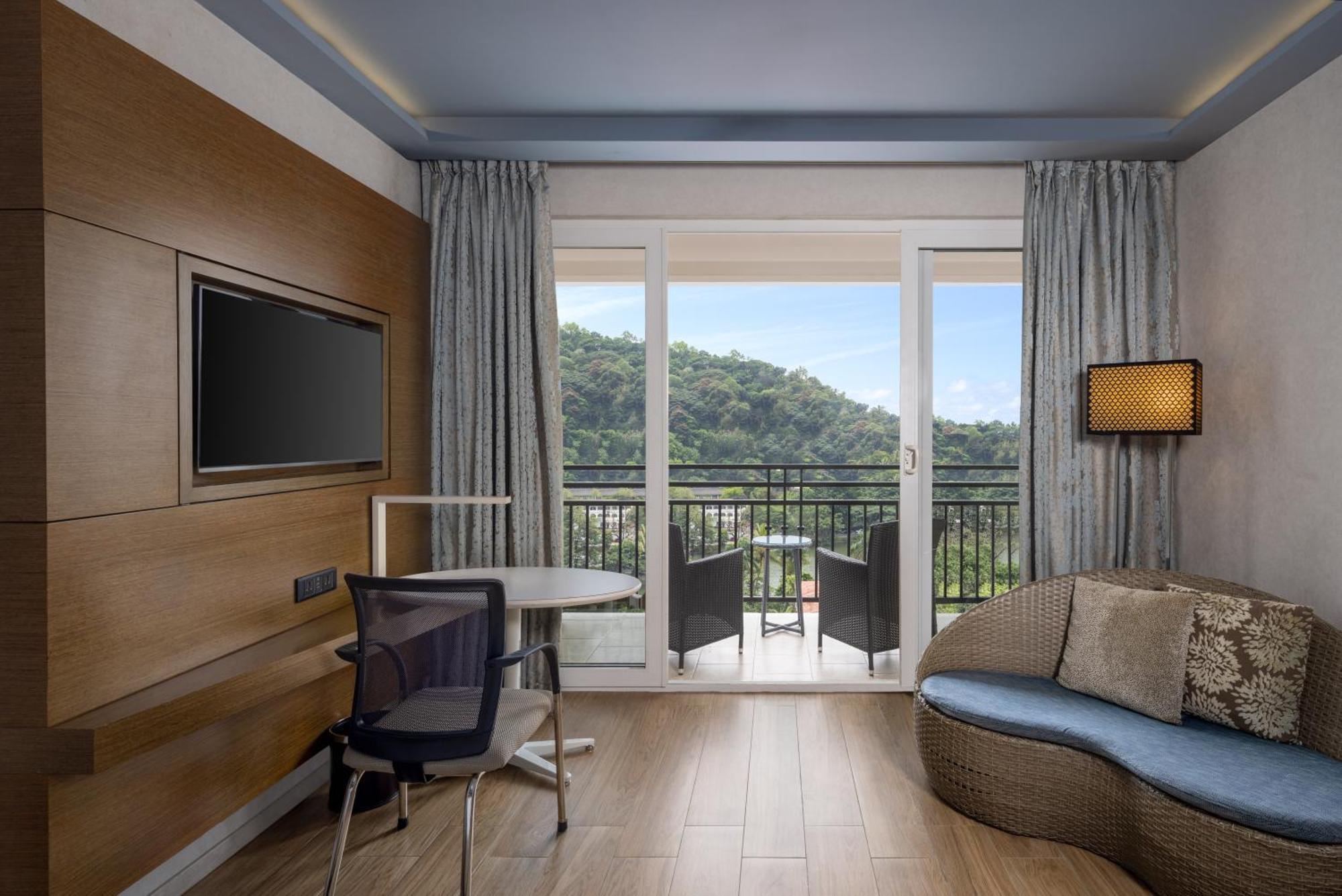 Deluxe Room Lake View
