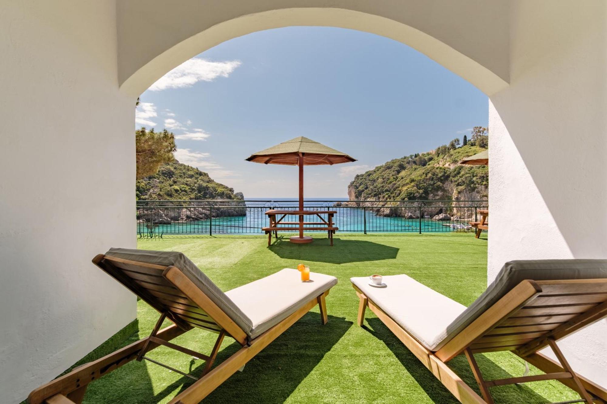 Apollon Standard Double Room with access to common terrace.