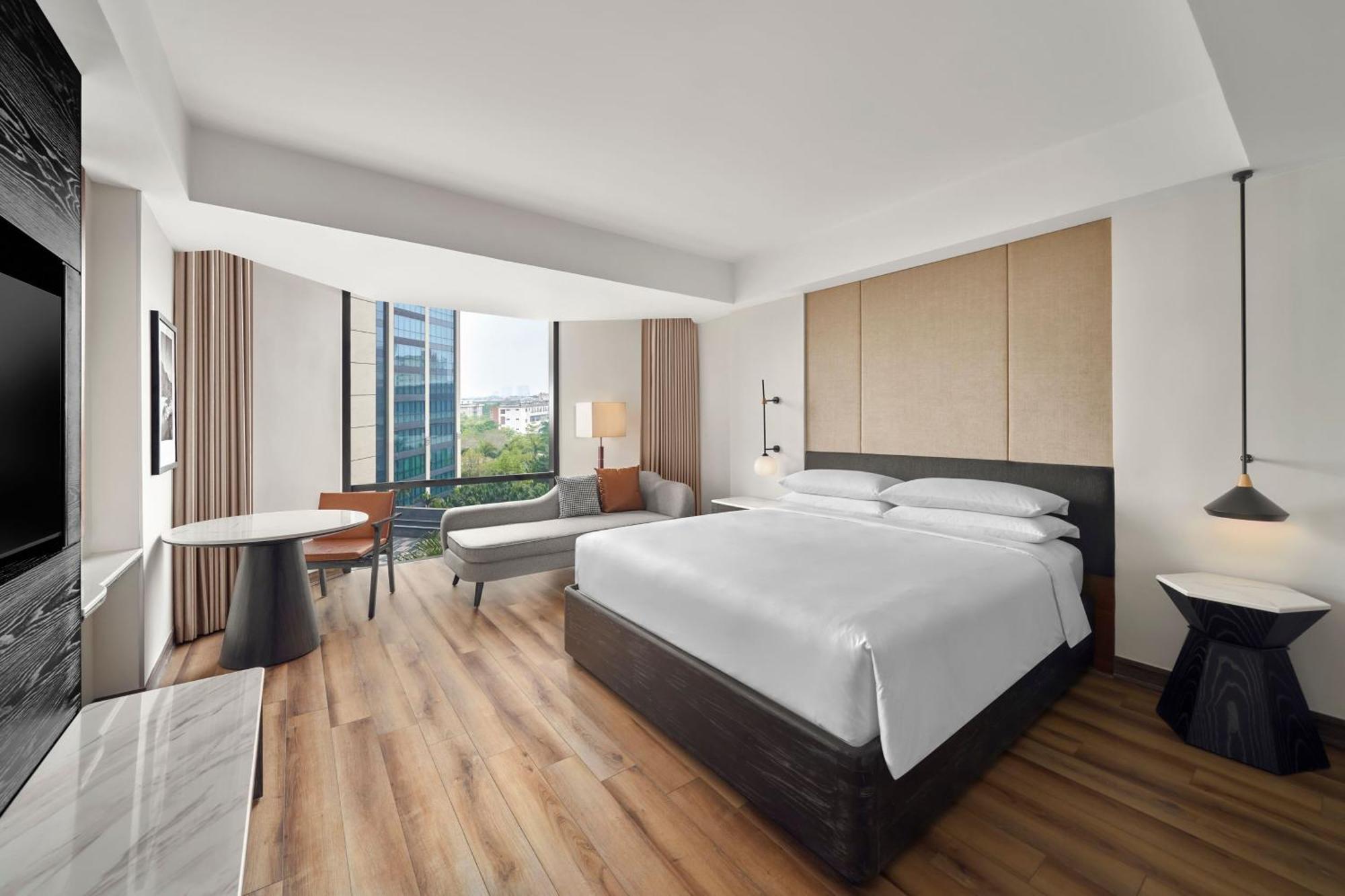 Premier King Room with City View