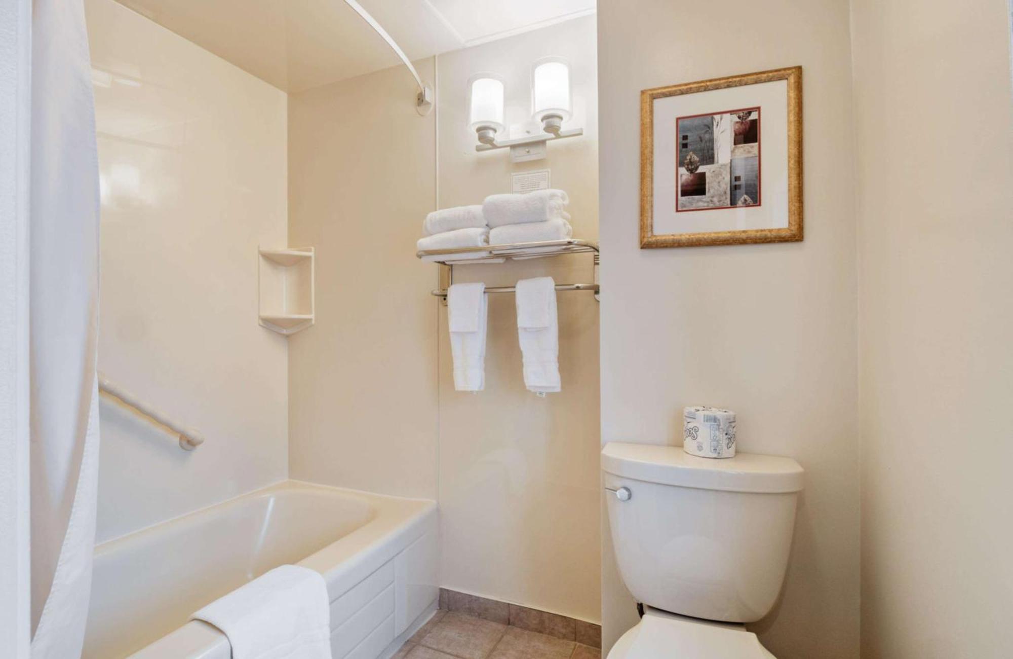 Kamer met 2 Queensize Bedden met Uitzicht op Binnenplaats - Begane Grond