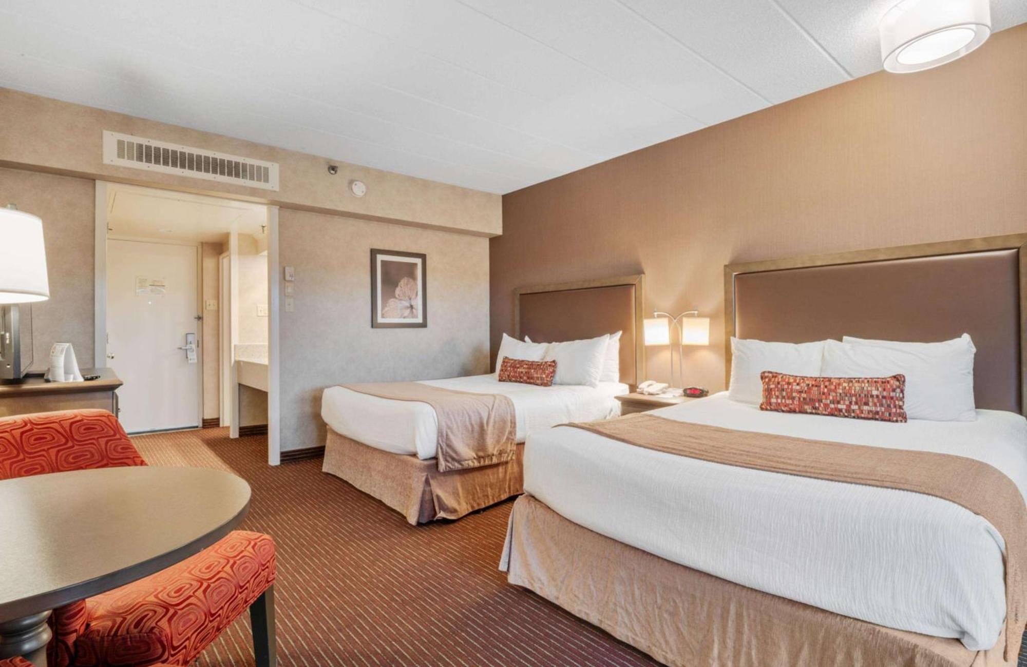 Queen Room Two Queen Beds Courtyard View