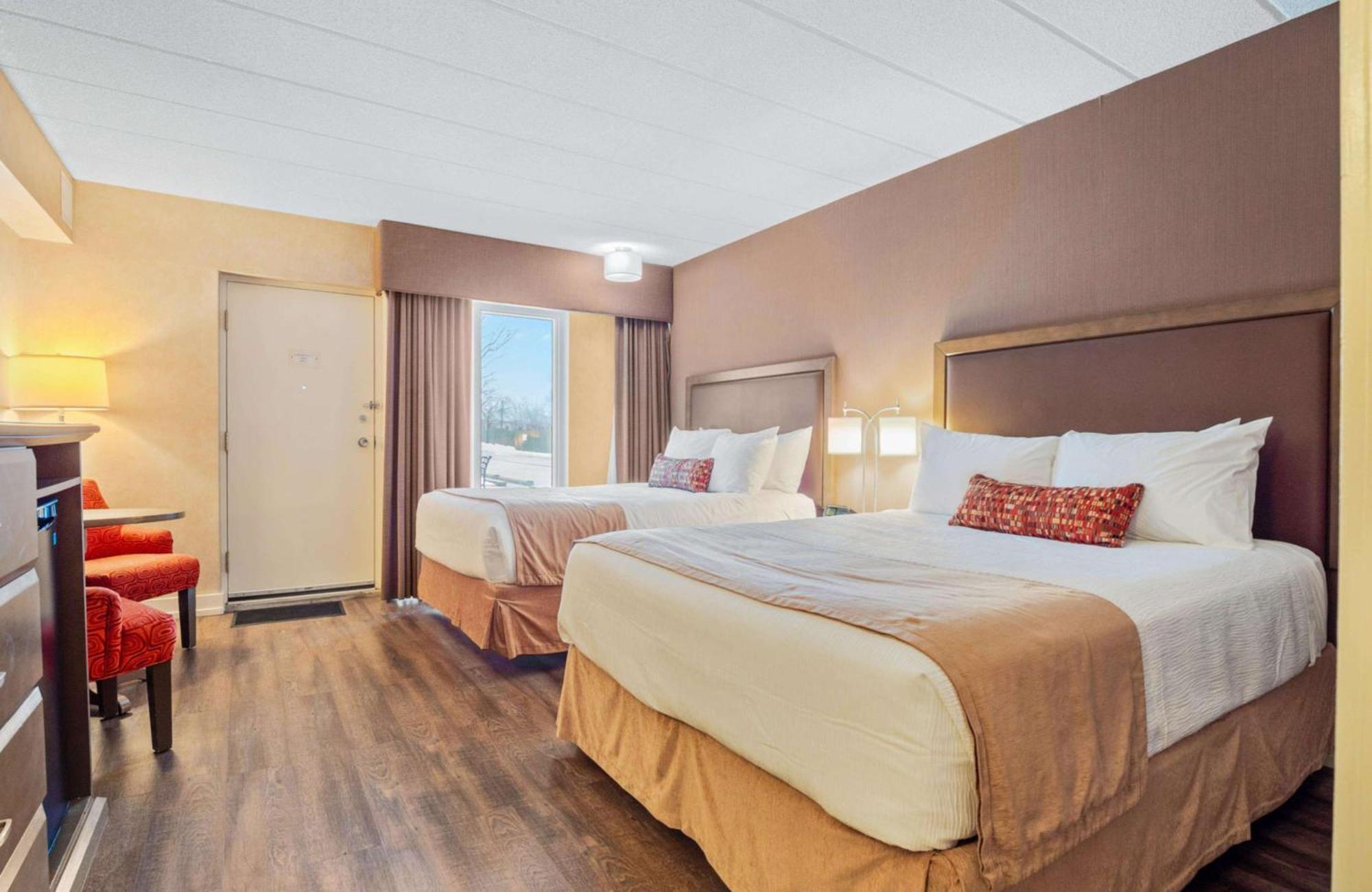 Corner Queen Room Two Queen Beds Non-Smoking