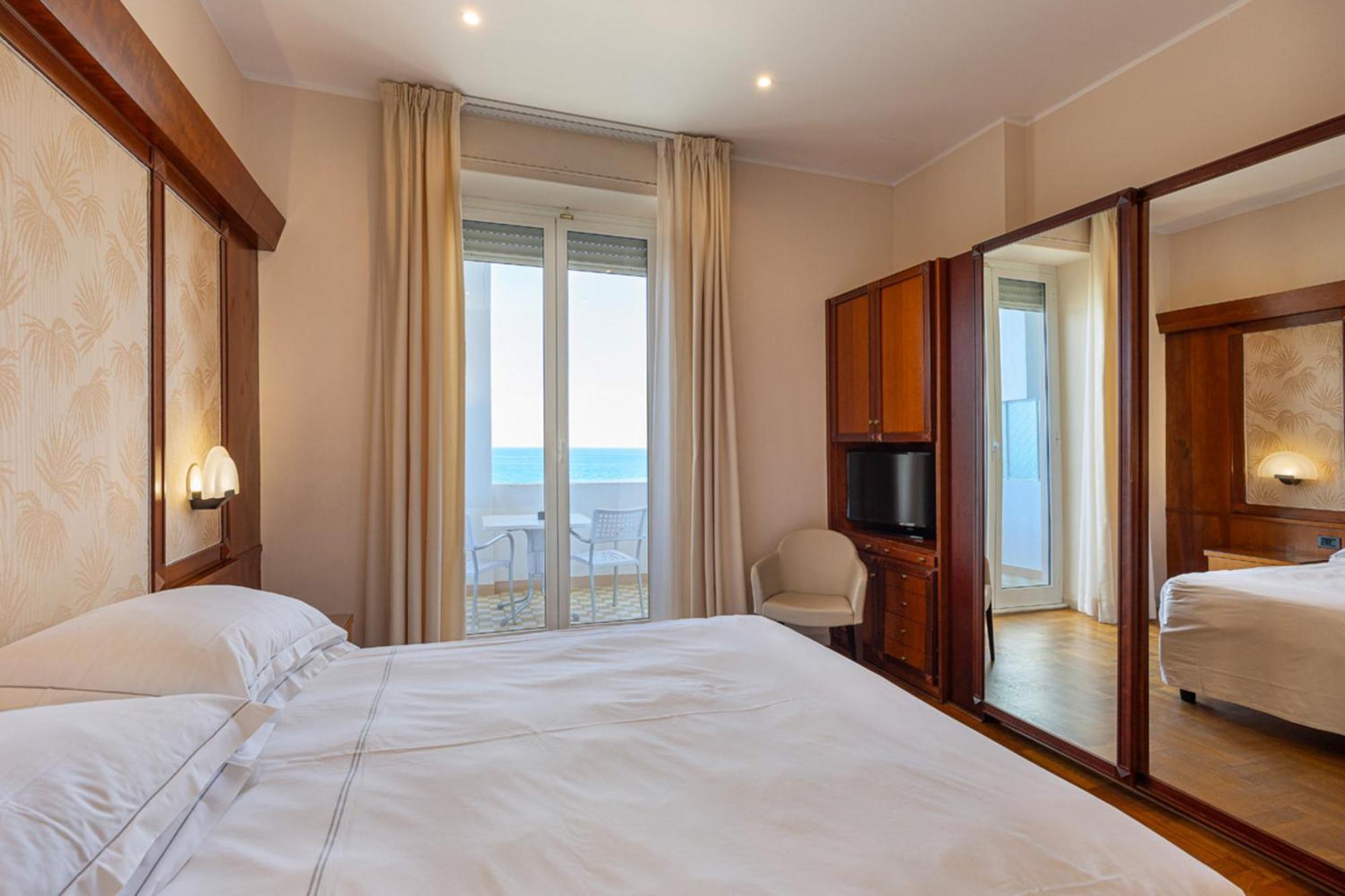 Deluxe Double Room 1°-2° Sea View,1586112393:JPEG