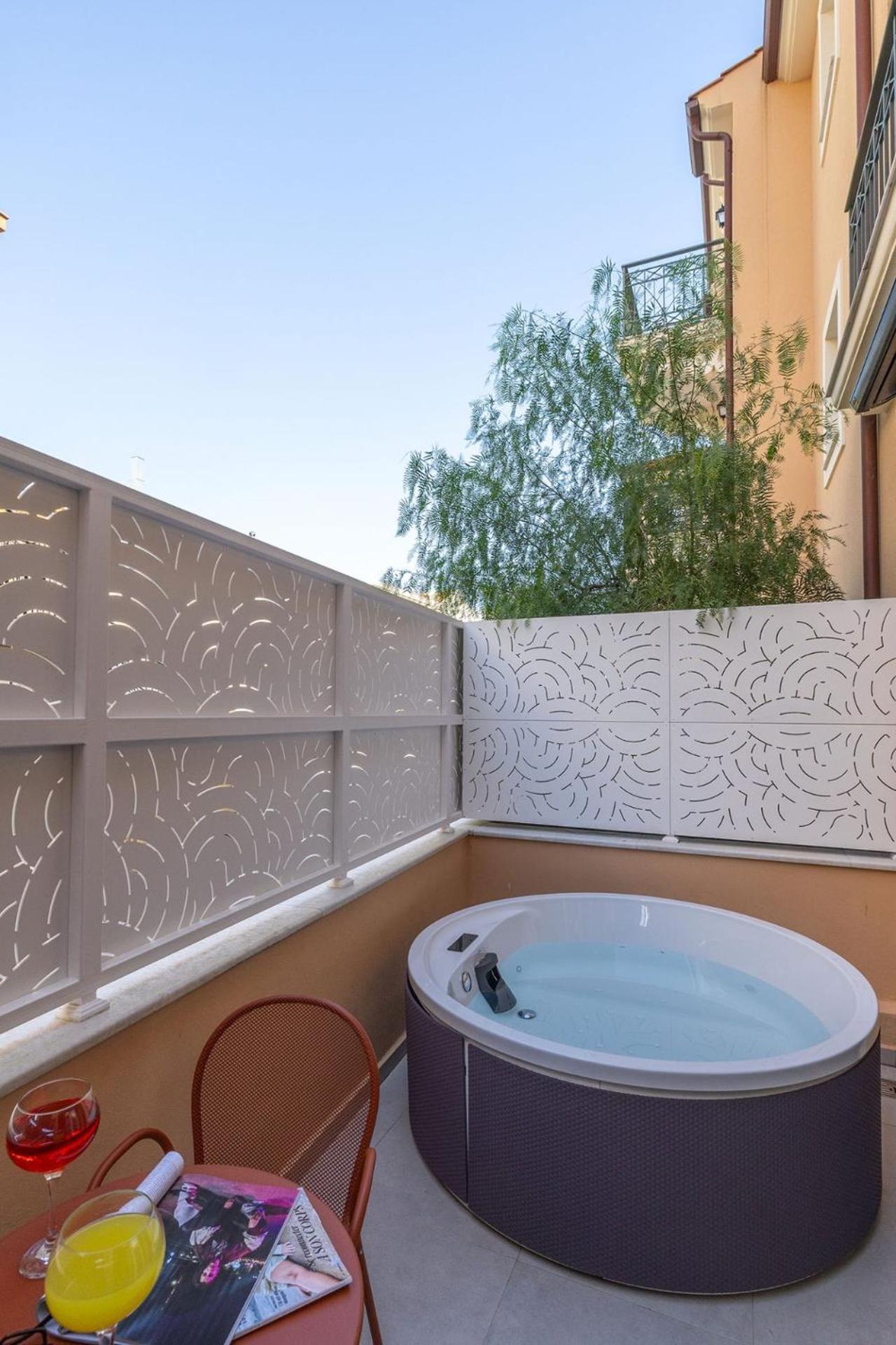Junior Suite Outdoor Hot Tub