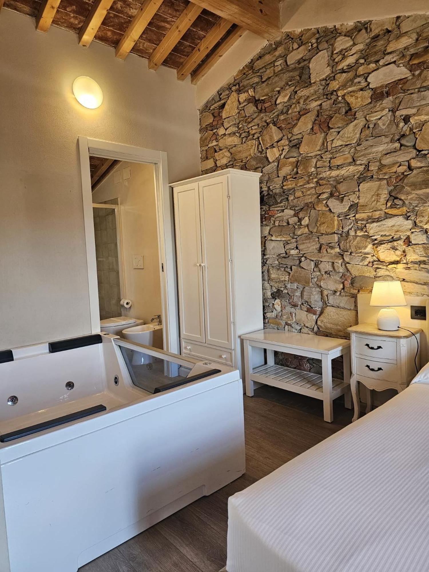 Deluxe Double Room Bath