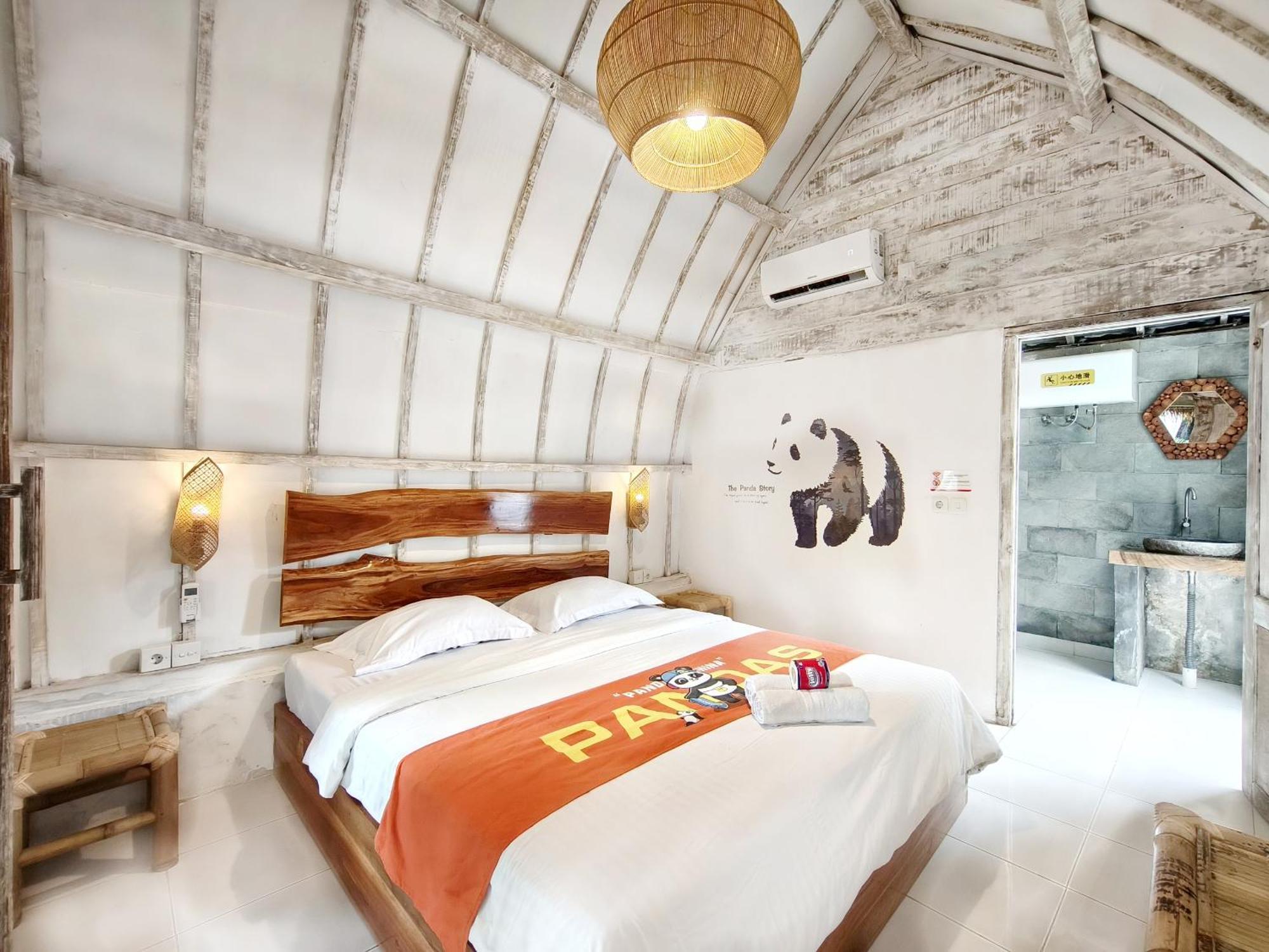 Habitación con cama grande y vistas al jardín