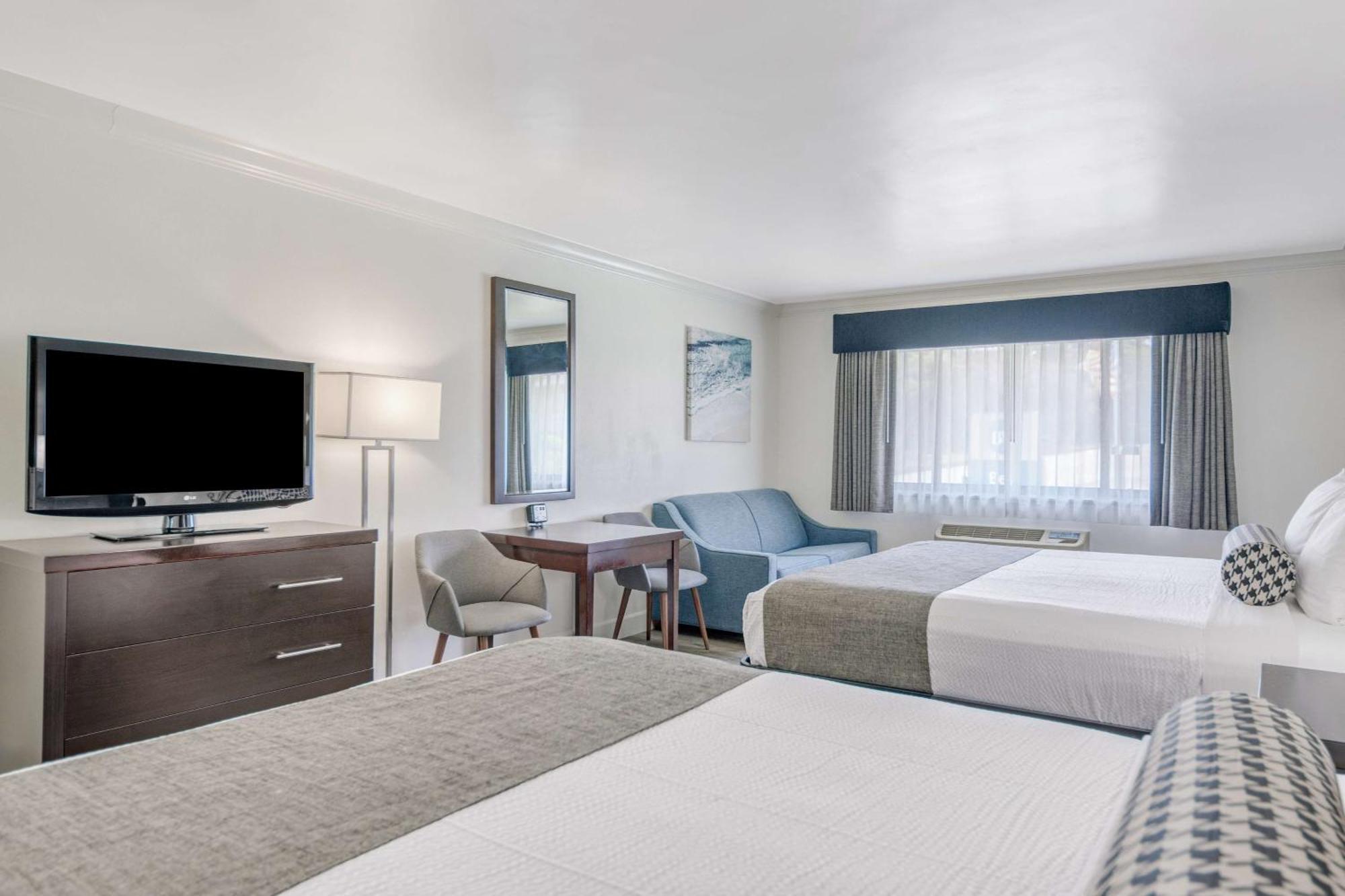 Corner King Room Two King Beds Non-Smoking